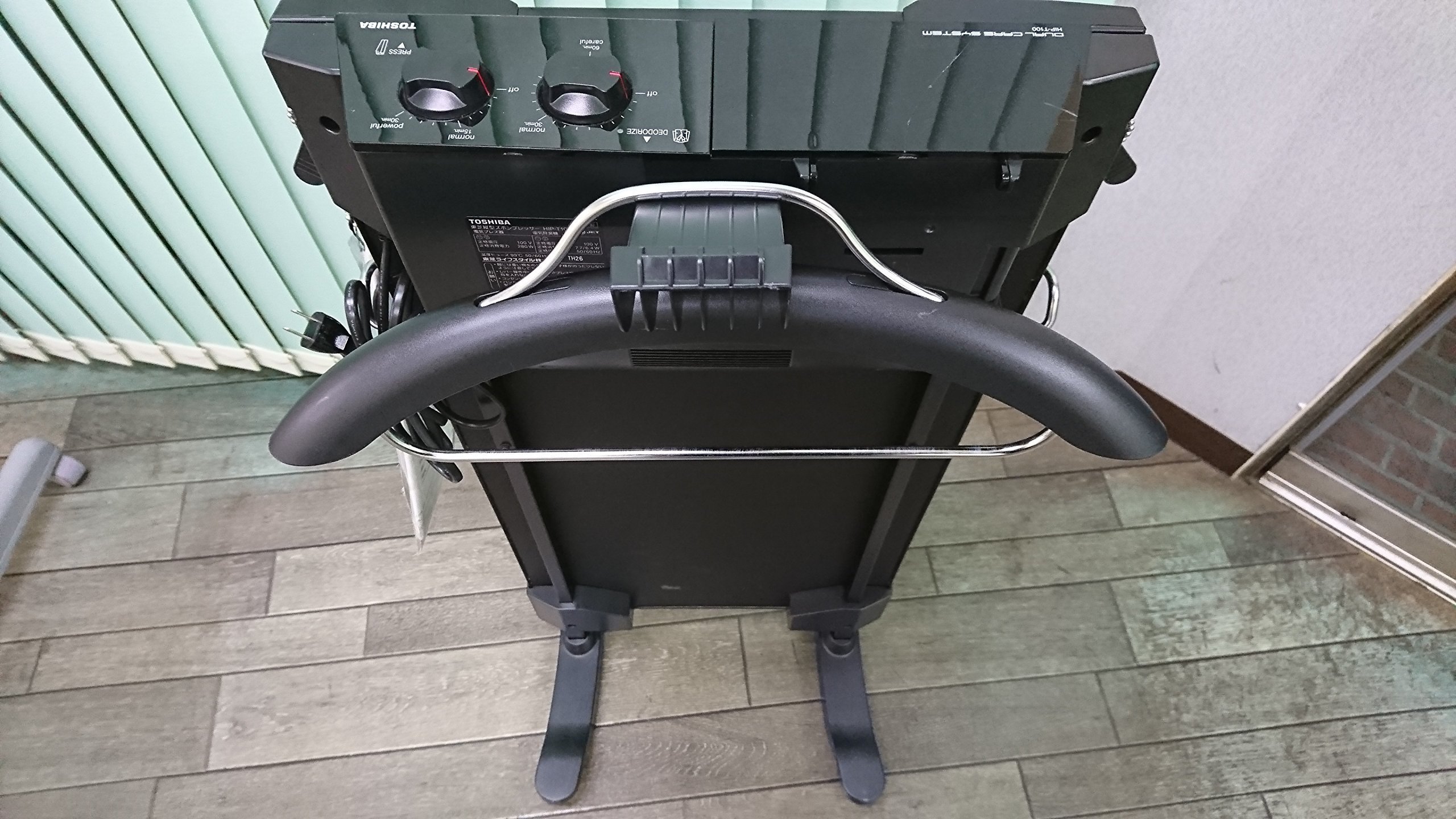 Amazon | 東芝 ズボンプレッサー(消臭機能付き)スタンドタイプ  