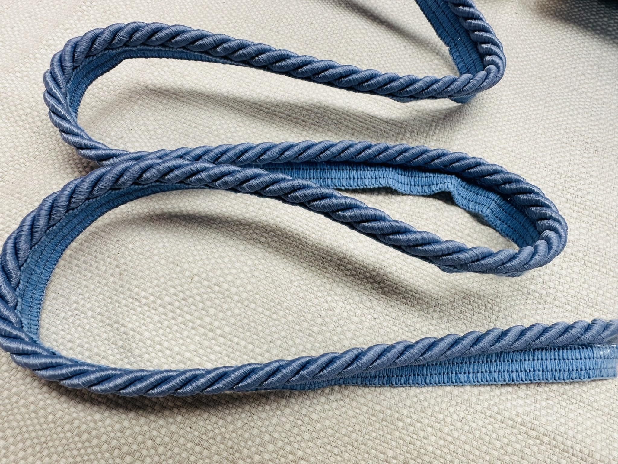 Cordon passepoil bleu poudré de style torsadé pour des finitions de coussin haut de gamme