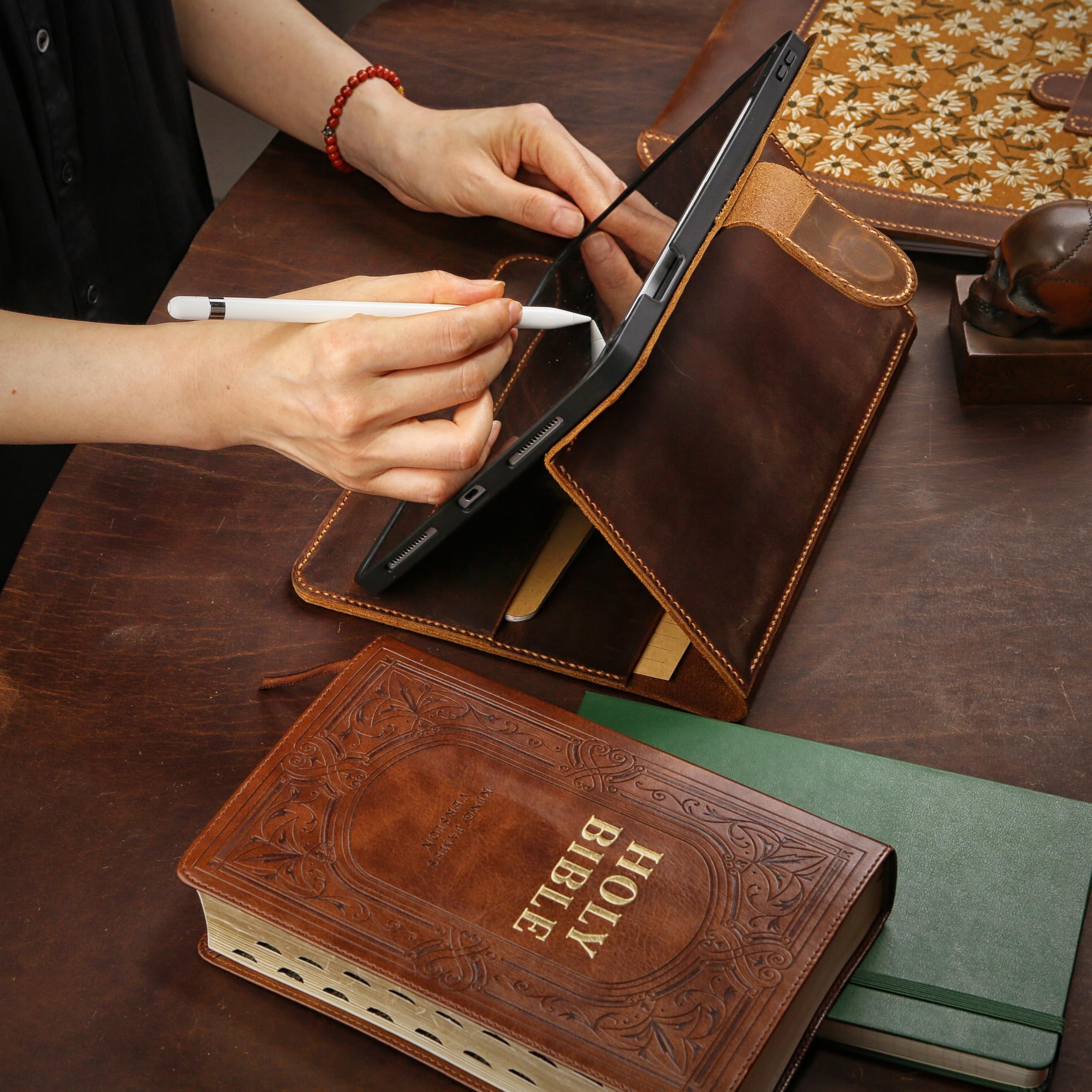 Personalisierbare Leder-Organizer-Hülle mit Standfunktion für iPad/iPad mini/iPad Air/iPad Pro, Vollnarben-Pull-Up-Leder, handgenähte Sattlernaht, Kartenfäche