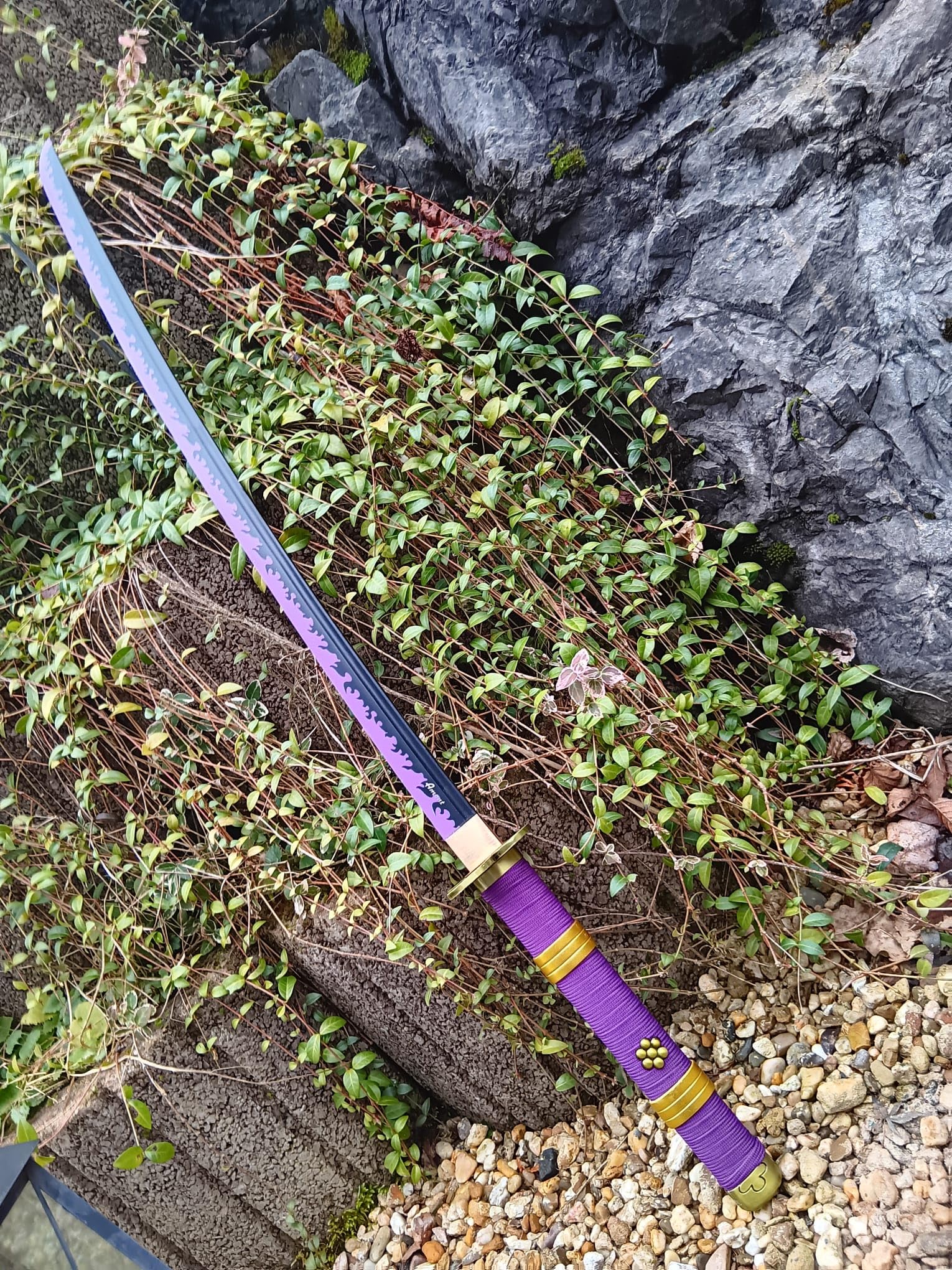 One Piece Katana Schwert Enma Zoro 106,5cm lang 70cm Klinge mit Schwertständer inkl. Präsentationsbox für Cosplay Manga Anime Japan Kampfkunst Fans Sammler Gamer