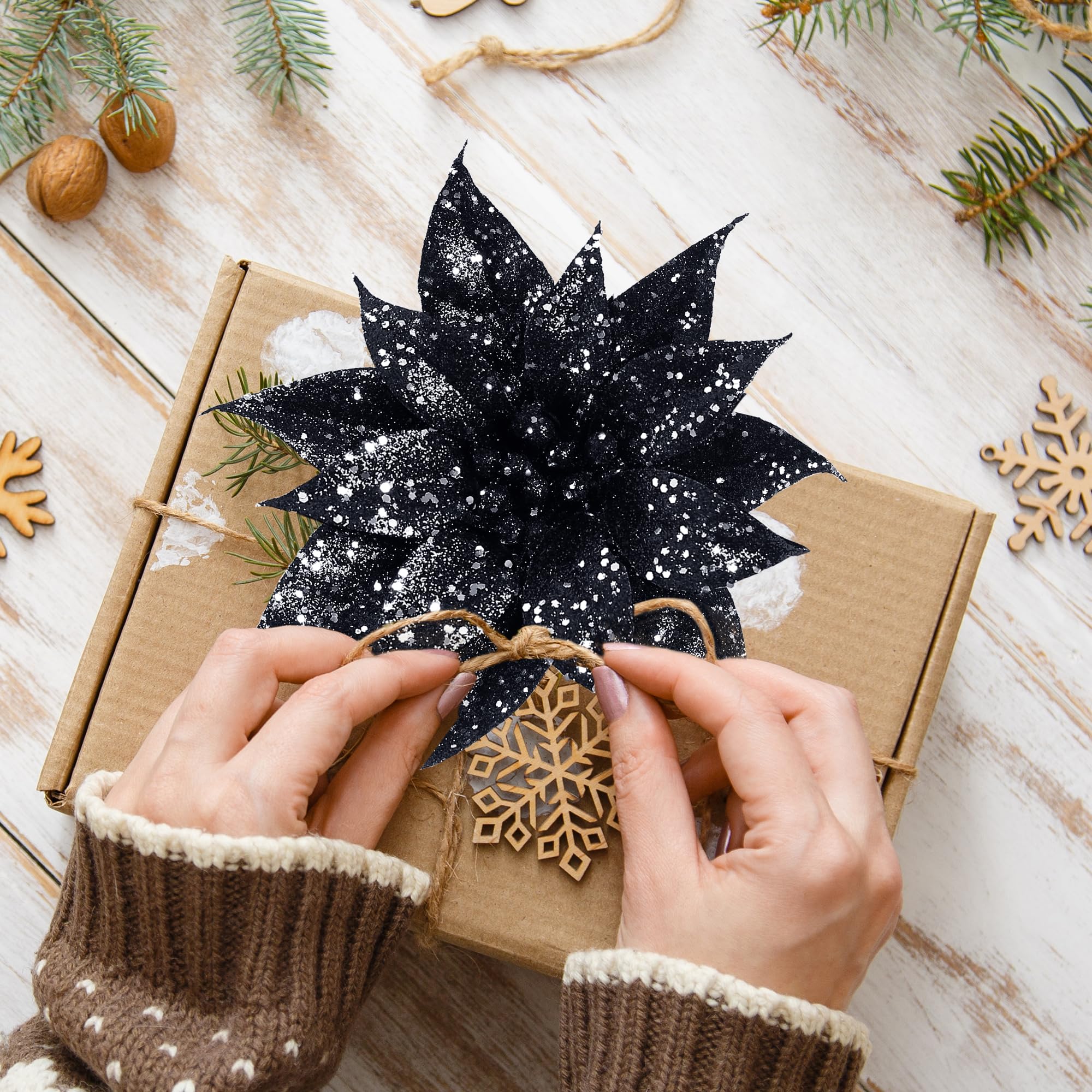 Sggvecsy 15 flores de Navidad con brillantina, adornos para árbol de Navidad, flores de Pascua artificiales brillantes con clips para Navidad, vacaciones, boda, corona, fiesta, decoraciones florales