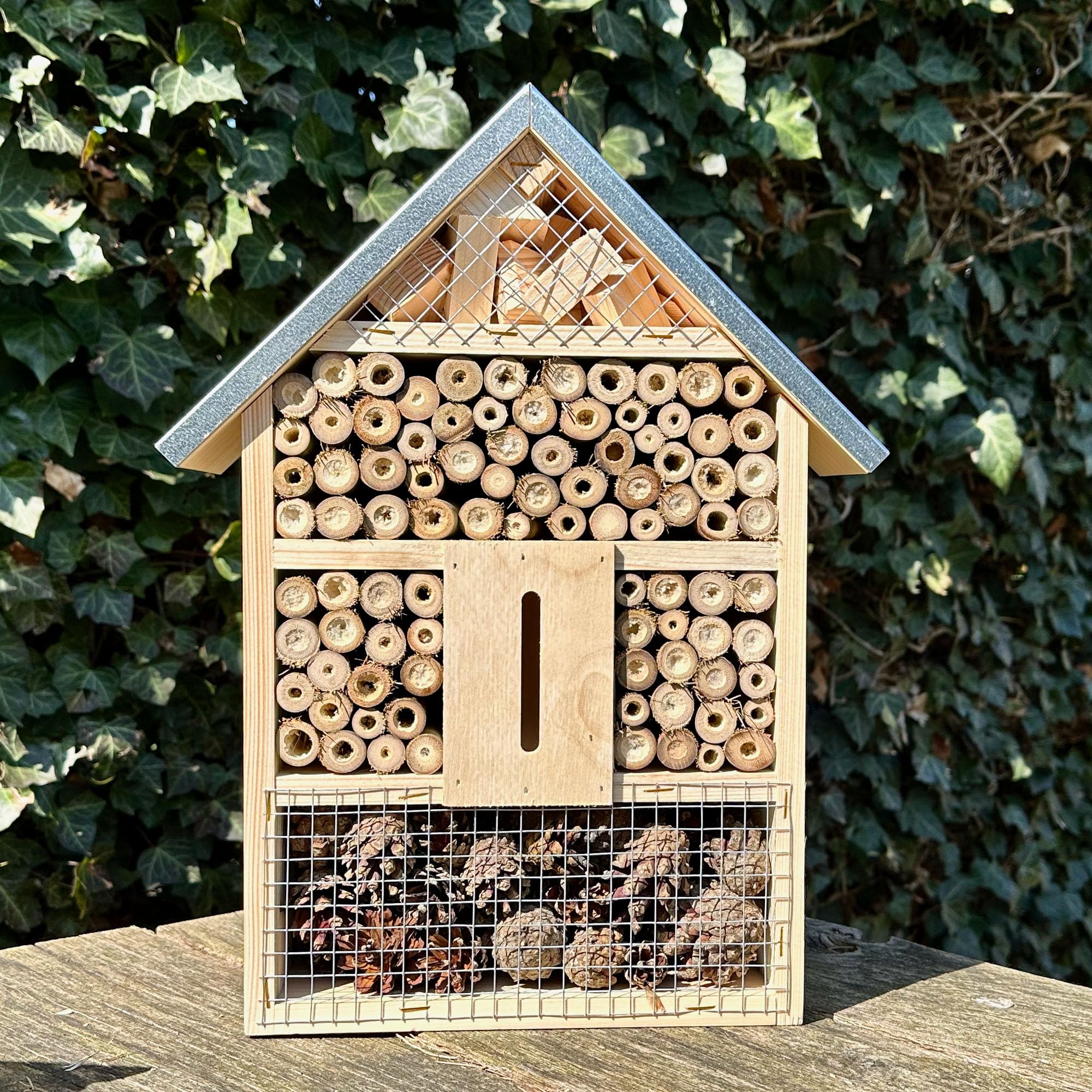 GARTENETAGE Natürliches Insektenhotel XL für Garten & Terrasse – Wetterfest, aus Naturholz, mit Bambusröhren & Tannenzapfen – Nistkasten für Wildbienen, Marienkäfer & Schmetterlinge