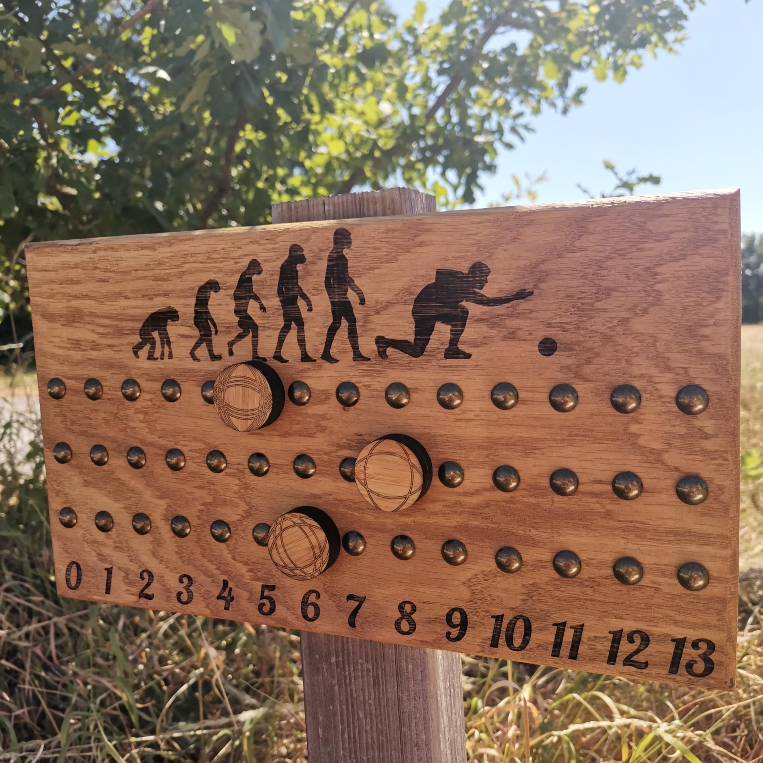 Tit'Adel Tableau de Score pétanque 3 Joueurs avec pions aimantés – Compteur de Points en Bois Massif – Fabrication Artisanale en chêne – Personnalisable – Idée Cadeau pétanque