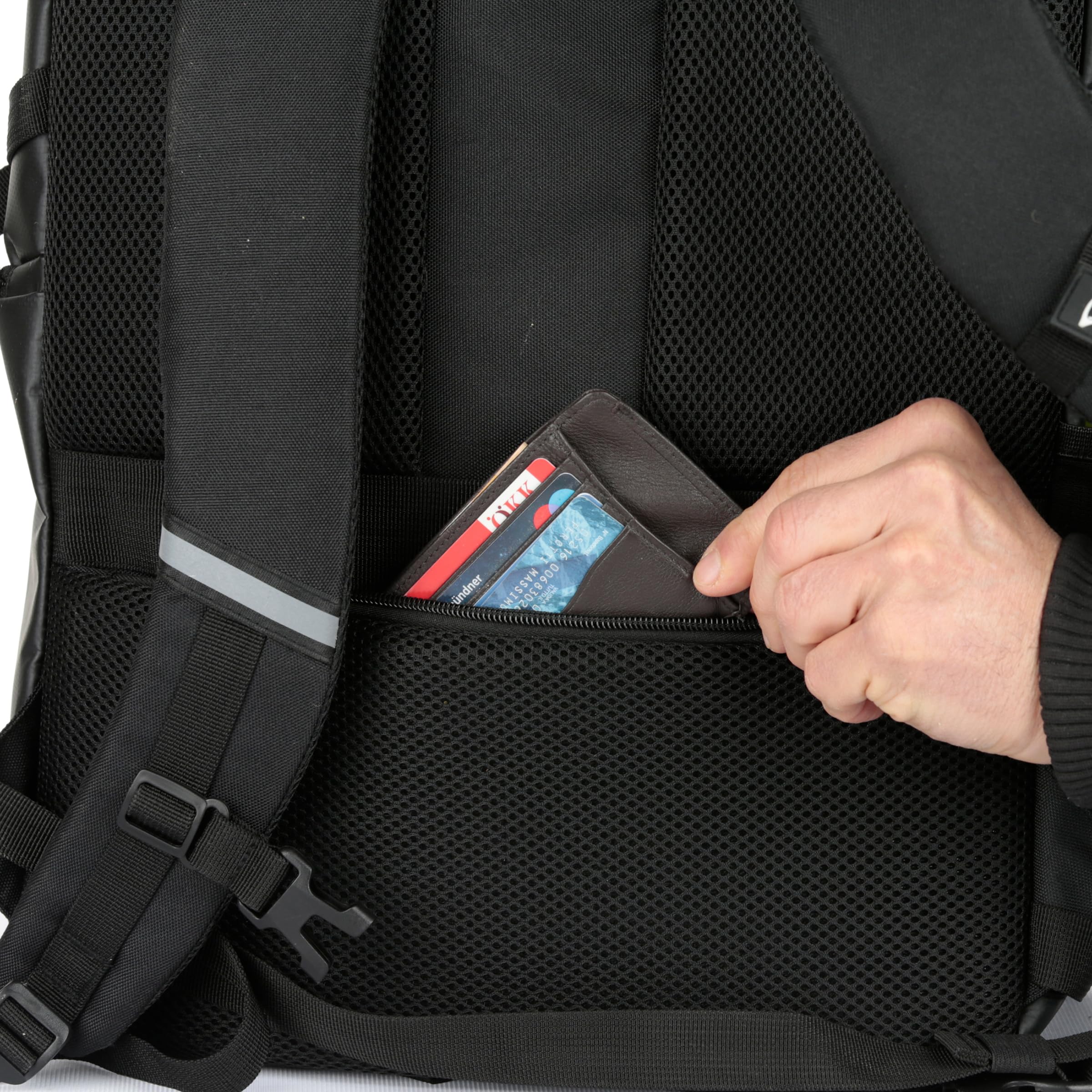 Level Urban - Zaino Trekking 25 Litri con Tasca Esterna in Rete per Bottiglia, Zaino da Viaggio Donna e Uomo con Spallacci e Schienale Imbottiti, Resistente e Impermeabile, Ideale per Sci e Snowboard