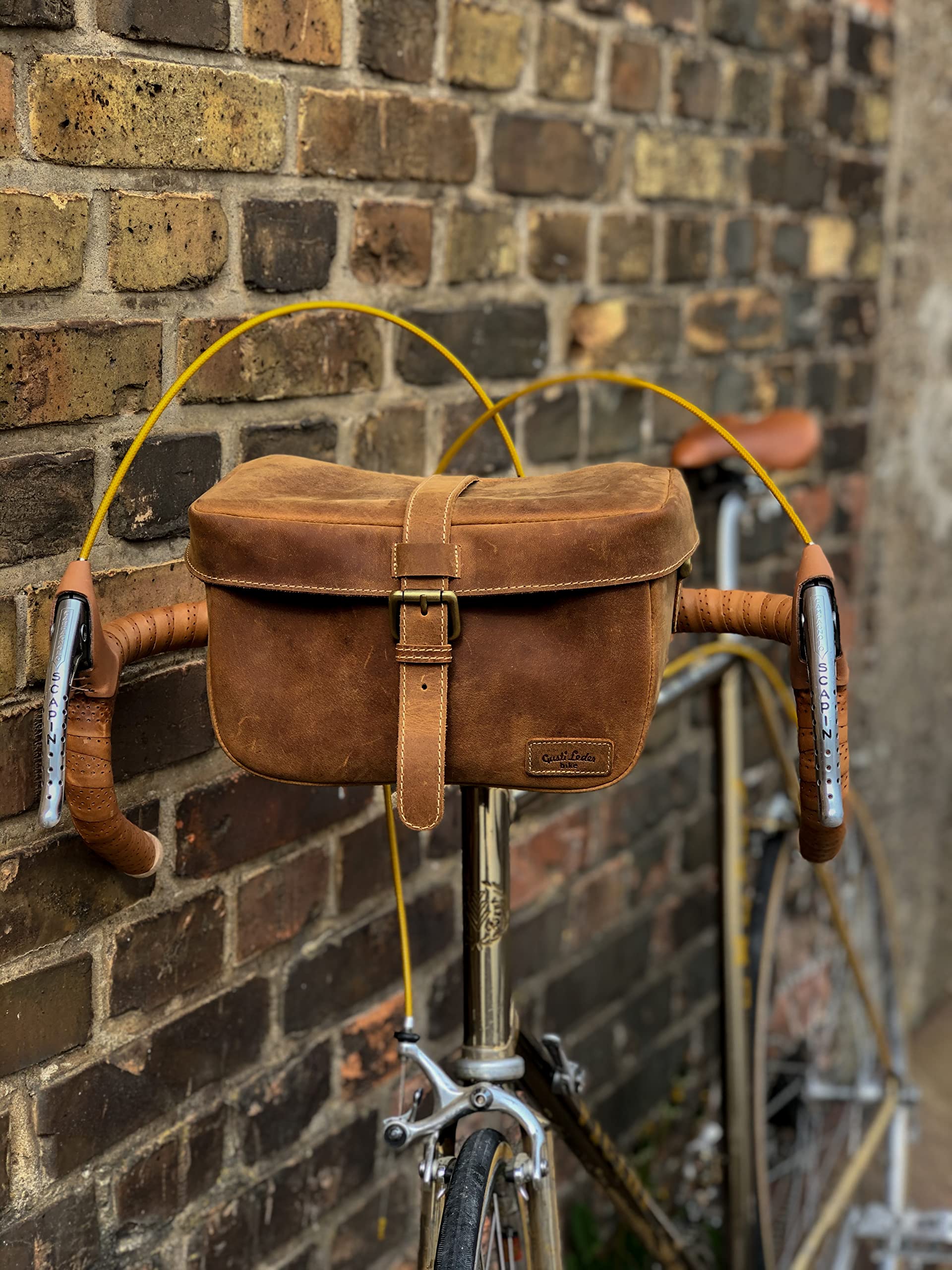 Gusti Sacoche Guidon Cuir - Sac pour Vélo Sac à Bandoulière Sac en Cuir Vintage - Taille Unique - Marron - Compatible avec Bicyclette