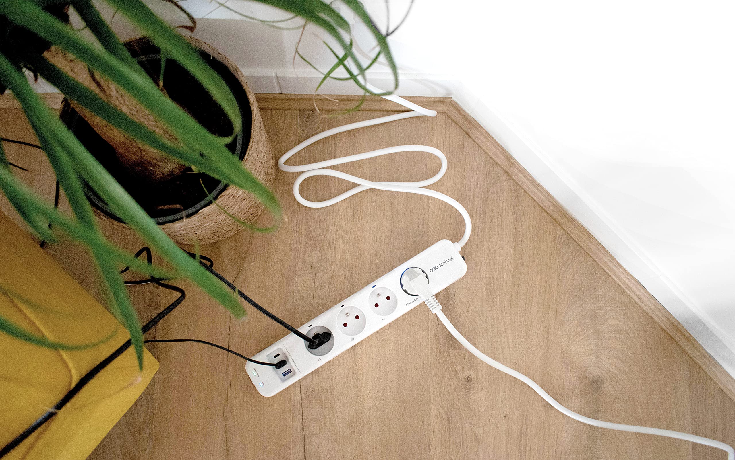 SCS Sentinel, HCN0072, Rallonge multiprise connectée, Cordon d'alimentation 1.5 m, 4 Prises + 3 Ports USB, 3 Prises contrôlables à Distance, 4 Prises alimentées en Permanence, SmartPlug Strip