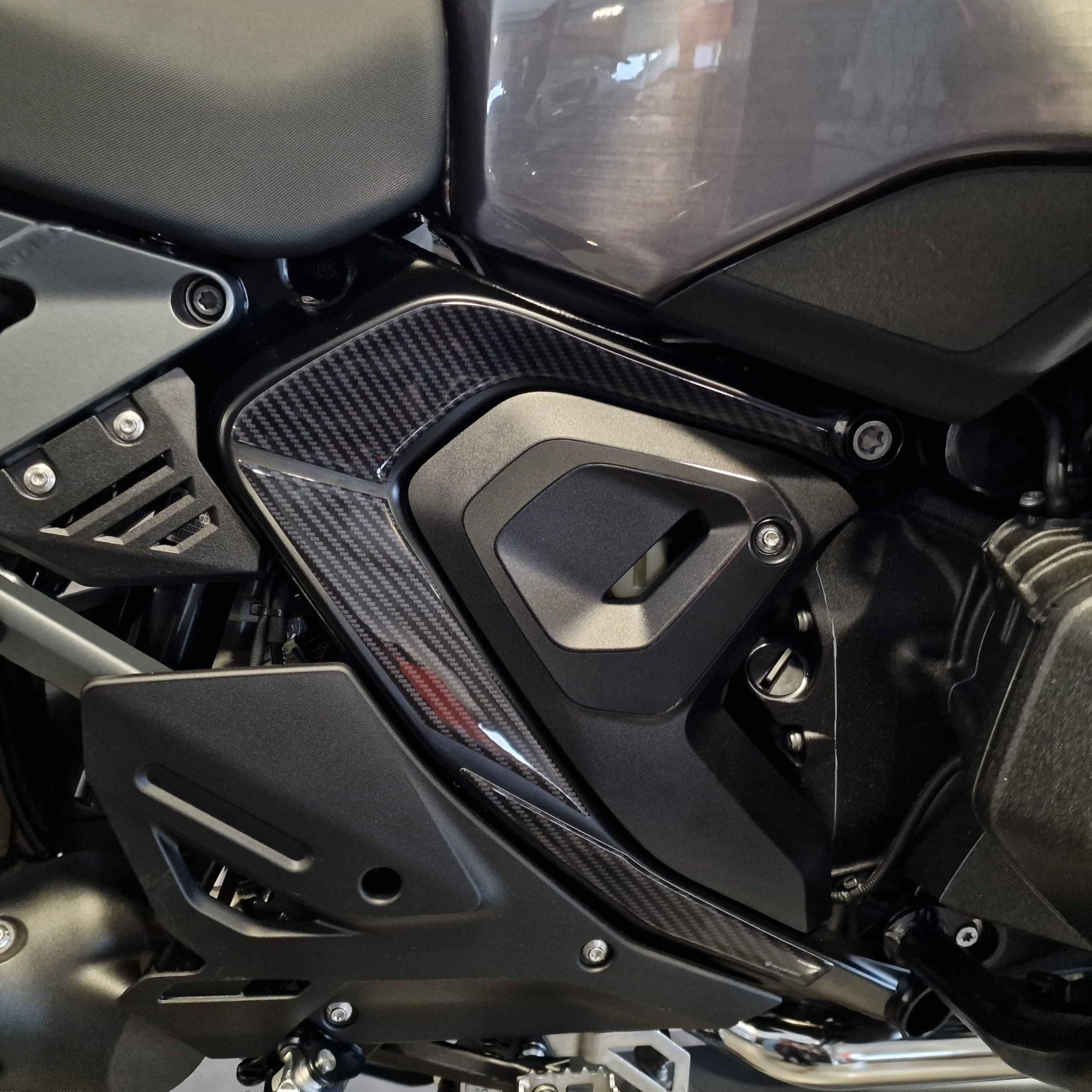 Resin Bike Adhesivos de Moto Compatibles con BMW R 1300 GS - GS Adventure 2023-2026. Protecciones para Bastidor Lateral de Choques y Arañazos de Moto. Pegatinas 3D Resinadas Made in Italy