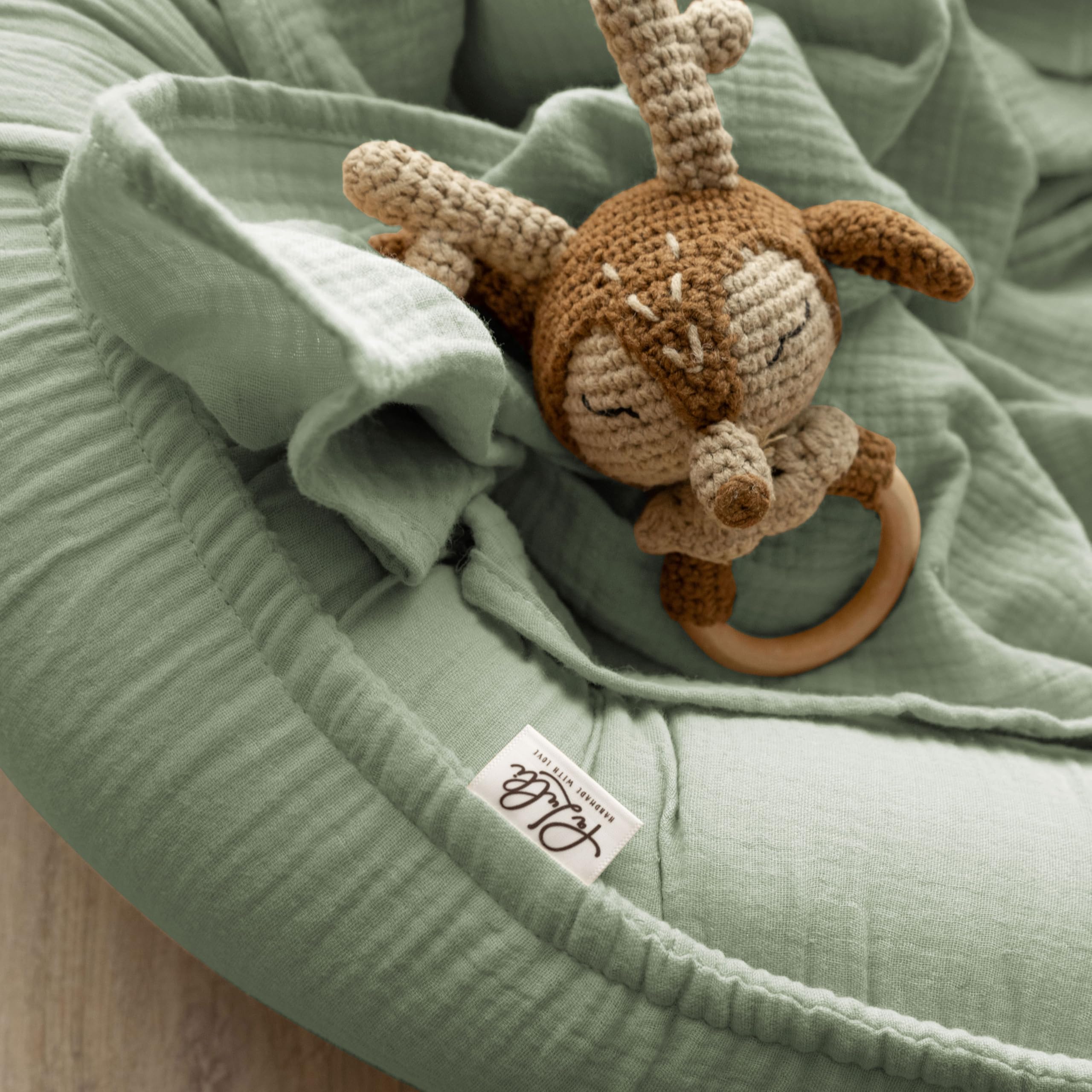 PaLulli® Tour de lit en Mousseline 2 côtés avec Chiffon d'emmaillotage, Mousseline Respirante - Serviette avec Capuche et Oreilles Cousues - 100% Mousseline Öko-Tex (Vert Sauge)