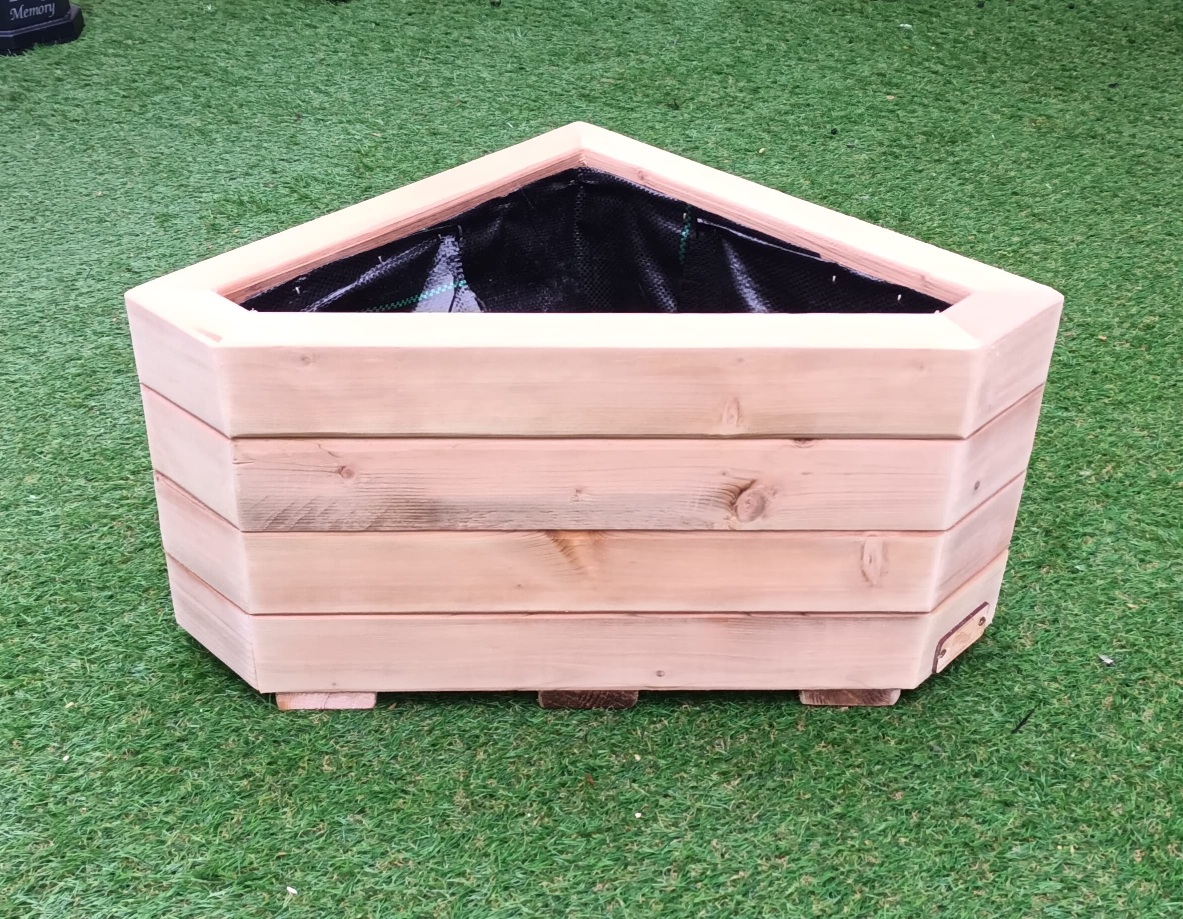 Jardinière triangulaire en bois pour un coin de verdure sur votre balcon