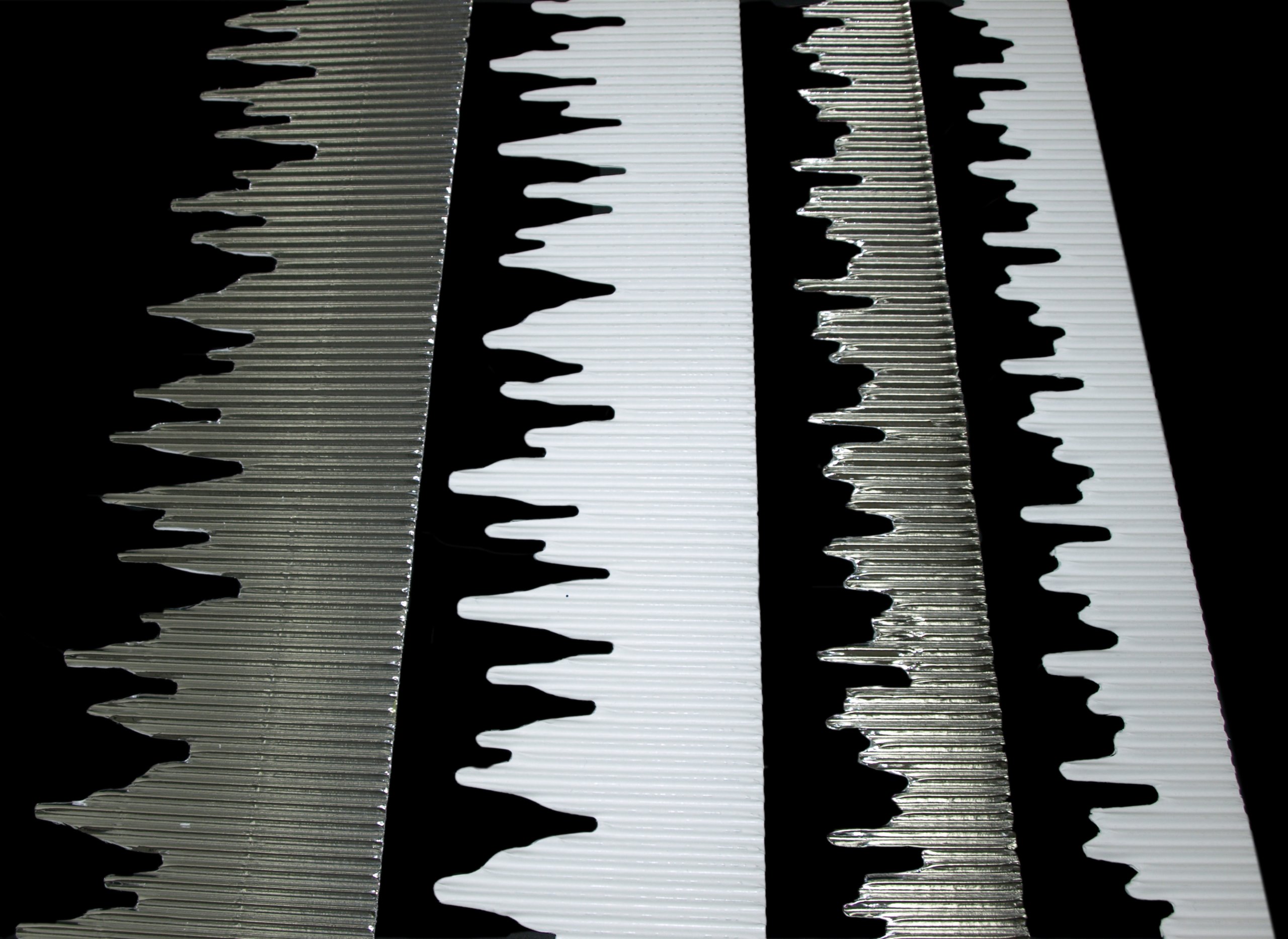 White Icicles Bordette 70mm x 7.5M long x 2 off. For noticeboards, class display, crown making and many more festive sparkly art activities
