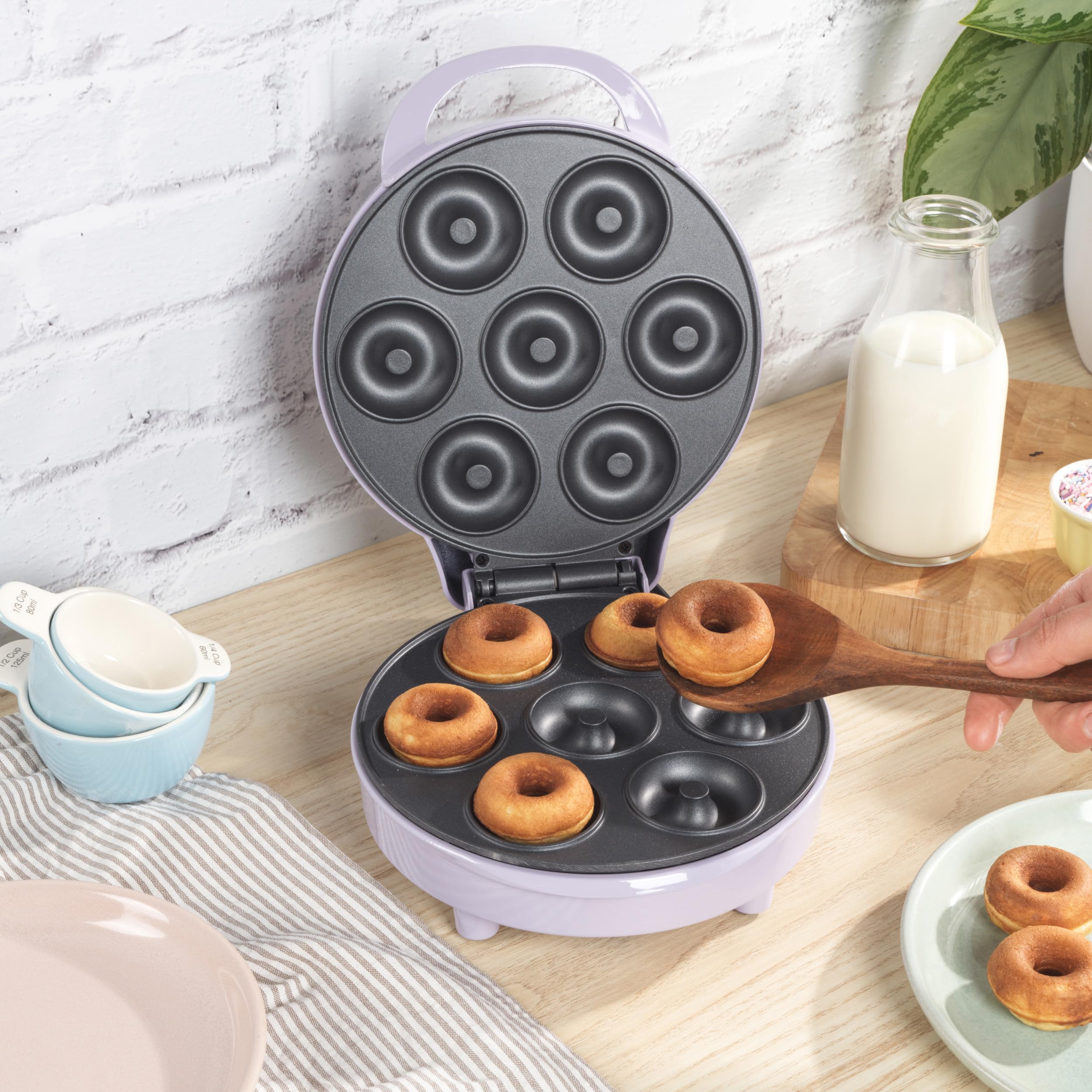 Petra Machine à Beignets 1000W, Appareil pour 7 Mini Donuts avec Plaque Antiadhésive, Machine à Pâtisserie avec Contrôle de Température, Voyants Lumineux, Facile à nettoyer, Violet Pastel