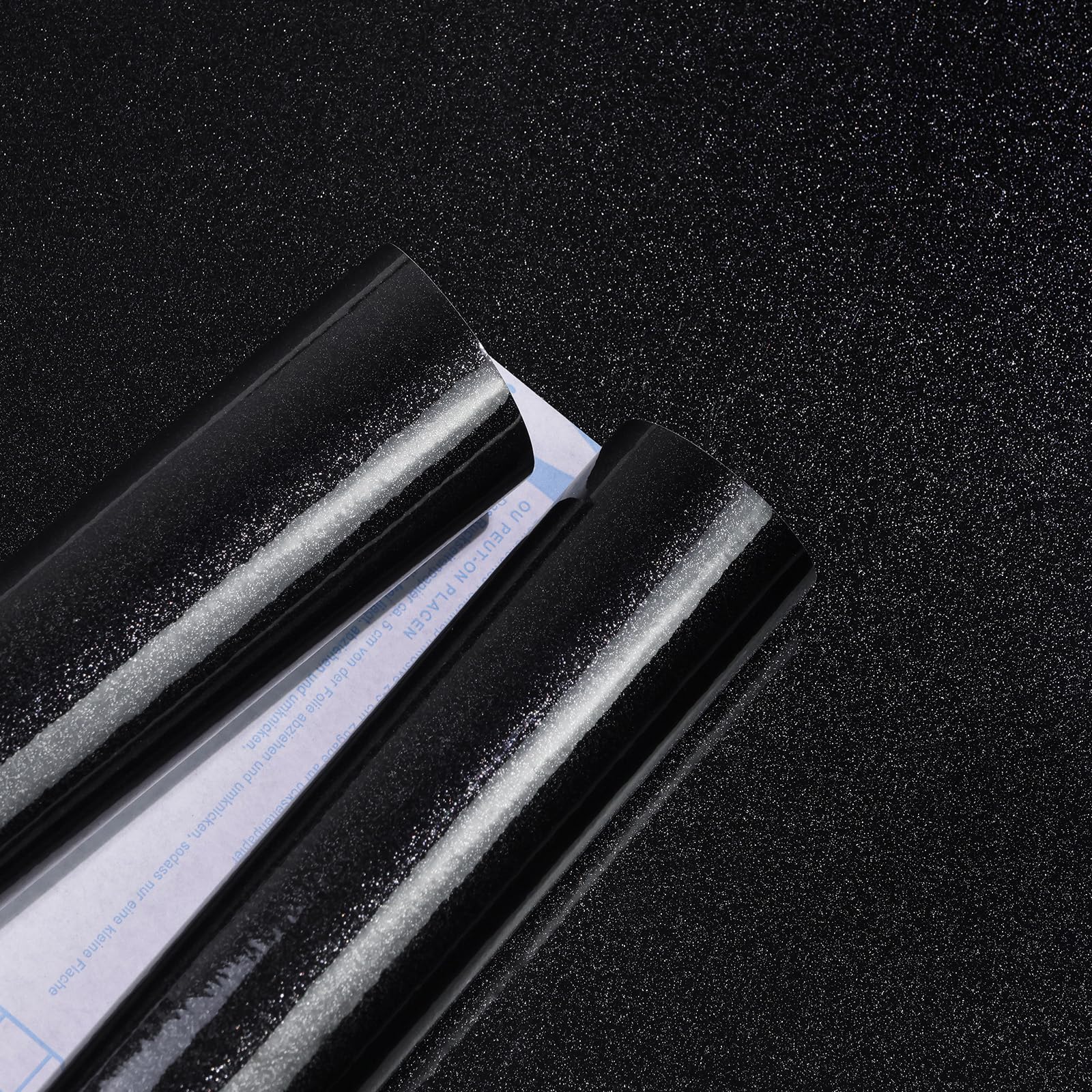 Papier peint de contact noir brillant pour moderniser une crédence de cuisine