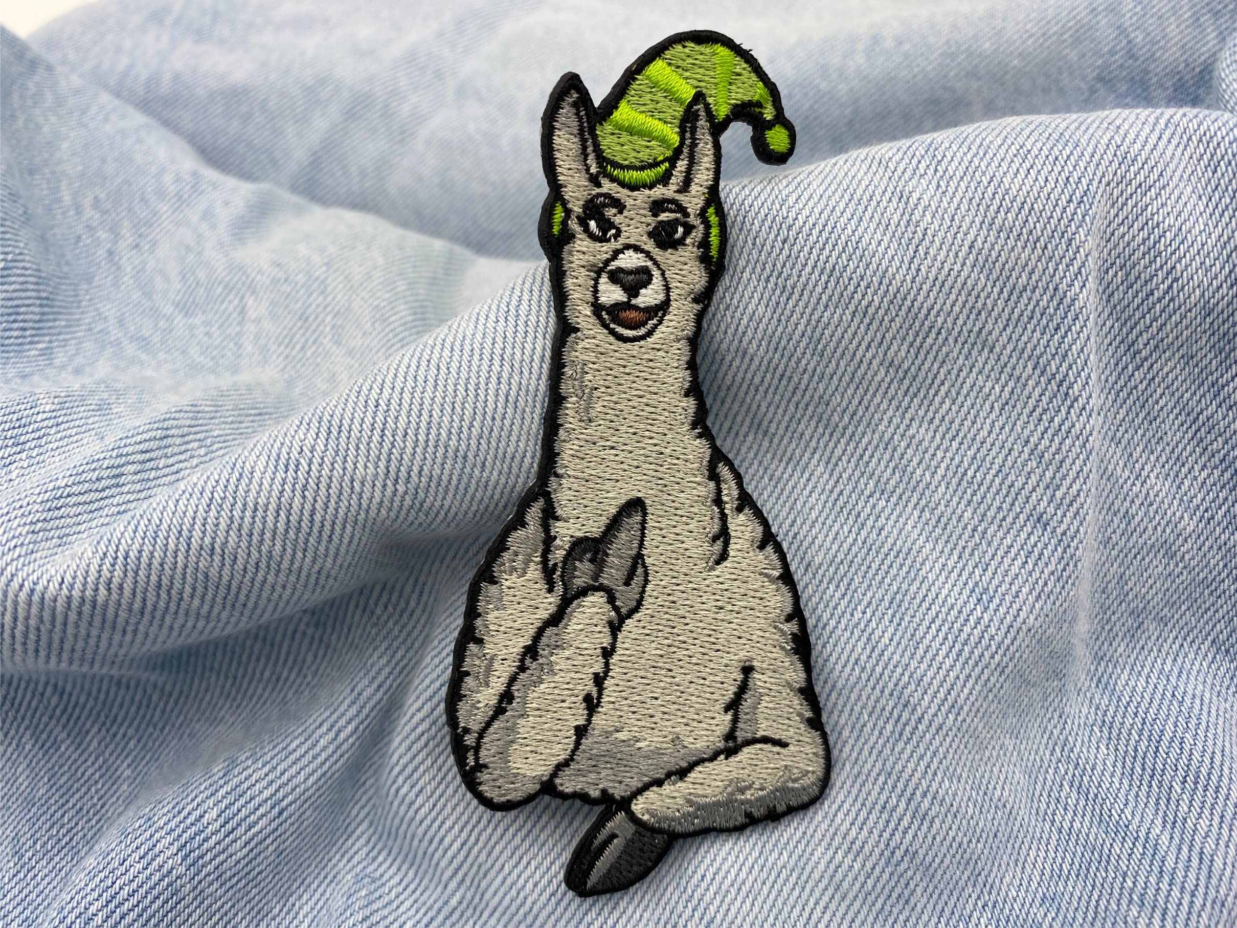 Toppa Termoadesiva Divertente 'KAAAAAAAARL' Con Dito Medio – Alpaca Karl – Ferro Da Stiro O Cuci