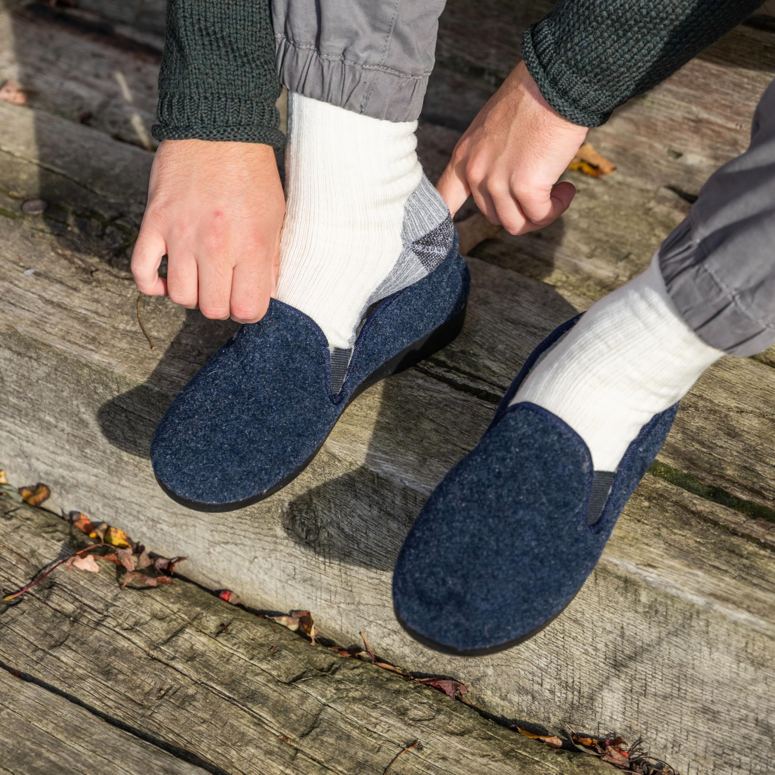 Woolee Hausschuhe Herren aus Merinowolle – Warme Rutschfeste Hüttenschuhe mit Geschlossener Ferse, Extra Bequem für Breite Füße & Hohen Rist, Stabile Sohle für Drinnen & Draußen