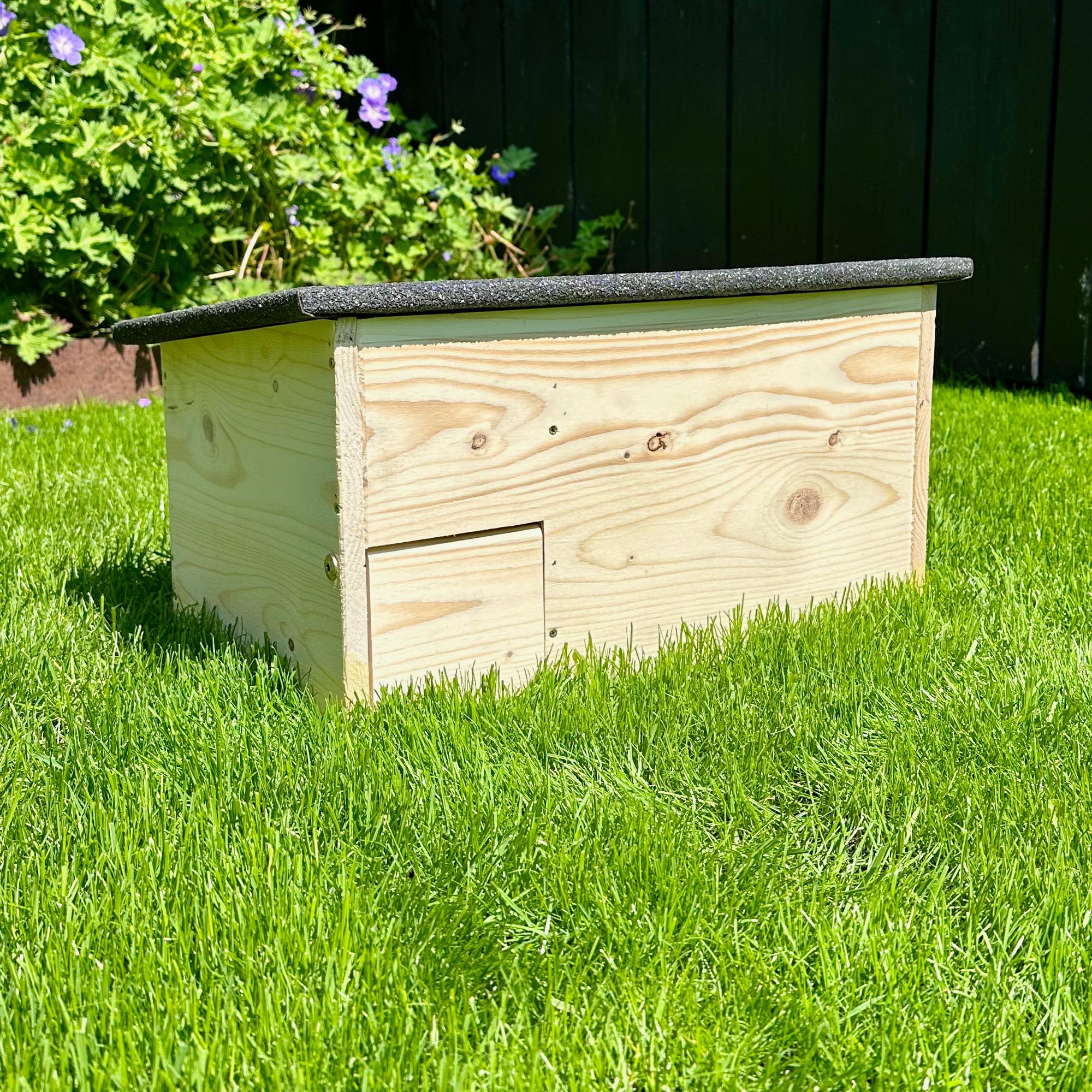 GARTENETAGE Igelhaus mit Rattenklappe aus Holz – wetterfestes Igelhotel für den Garten, sicherer Überwinterungsplatz, naturbelassenes Igelhaus für Wildtiere, nachhaltiger Unterschlupf
