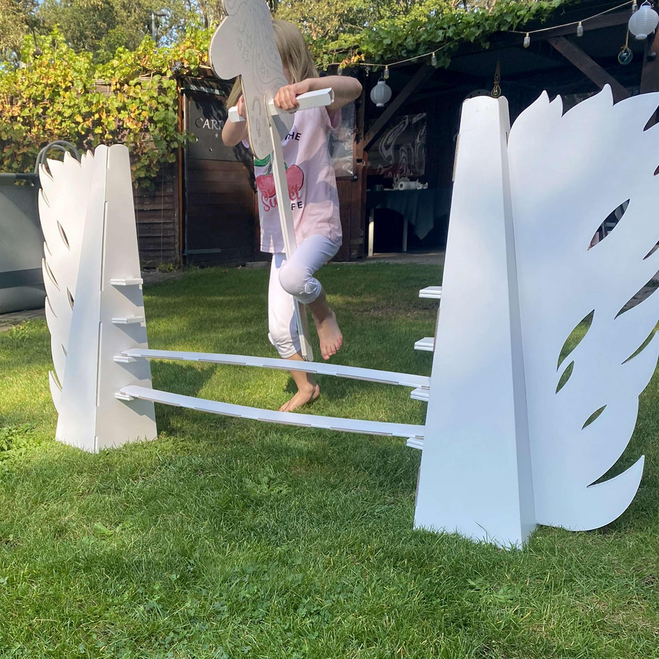 Obstacles pour Hobby Horse et Cheval Batôn 162 x 20 x 95 cm pour Les Anniversaires et Les Fêtes d'enfants à l'intérieur et à l'extérieur Barre et Fossé Inclus - Feu Blanc à Peindre Décorer