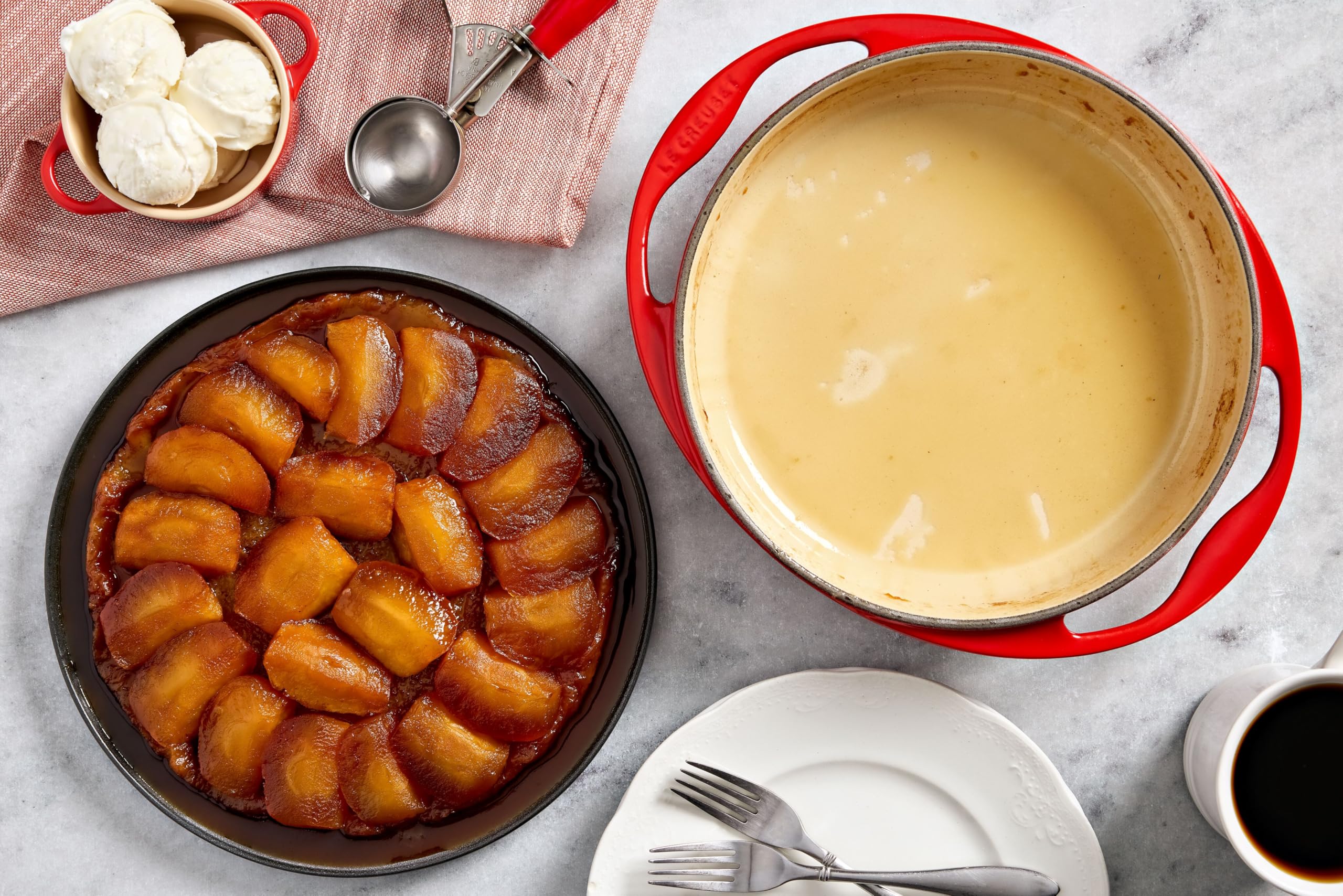 Le Creuset Traditionelle runde Tarte-Tatin-Form aus emailliertem Gusseisen, 2 l, Meersalz