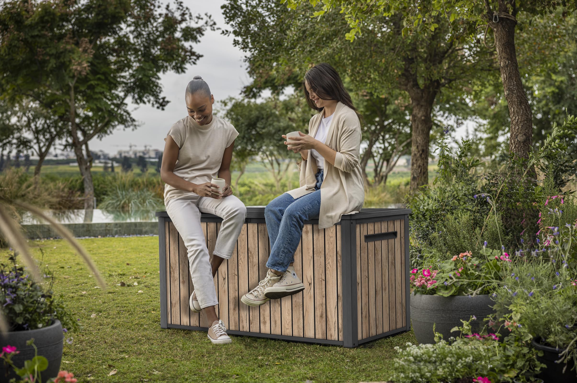 Keter Sierra Auflagenbox/Kissenbox 643 Liter | 100% Wasserdicht mit Belüftung dadurch kein übler Geruch/Schimmel Moderne Holzoptik | Deckel belastbar bis 250 KG | Deckel mit Gasdruckfedern