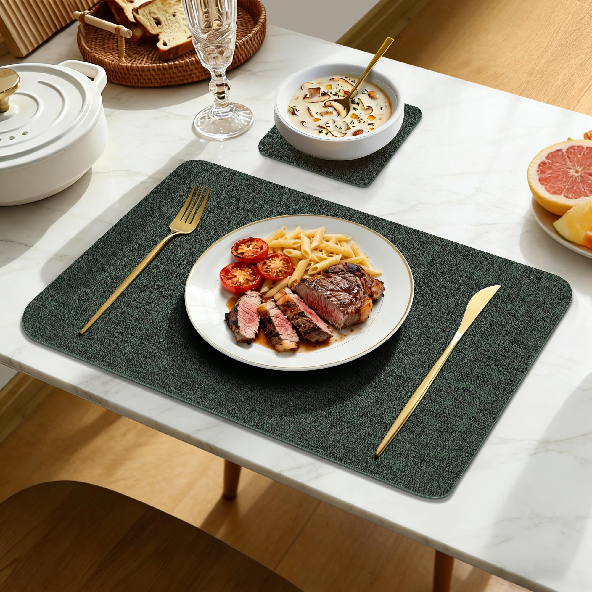 KitchenBoss Tovagliette Americane Lavabili con Sottobicchieri, Set di 8 Tovagliette Colazione Tovaglietta Effetto Pelle Resistenti al Calore, Impermeabili su Entrambi i Lati, 43×30 cm, verde