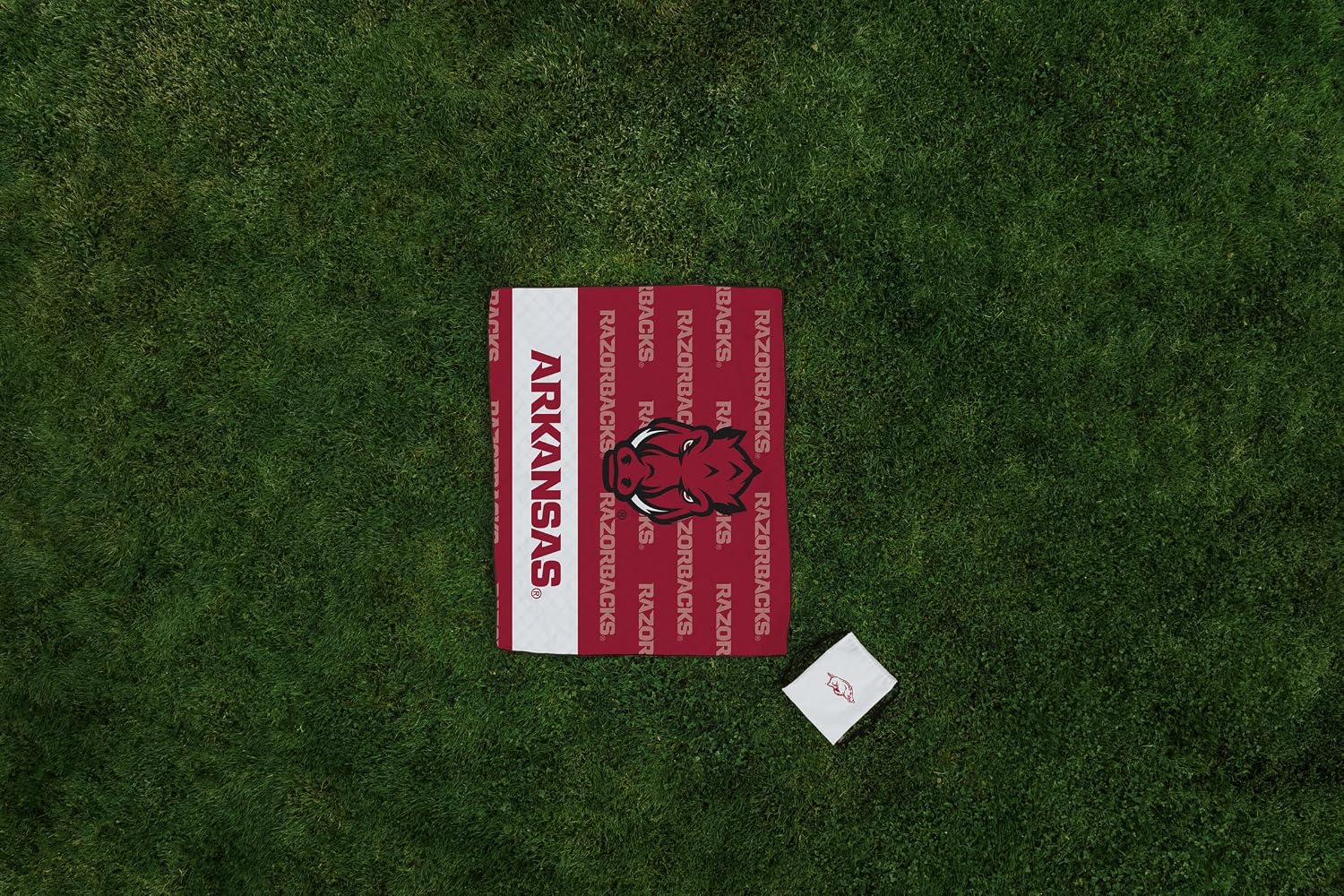 Picnic TIME NCAA Unisex-Adult NCAA Impressa Picnic Blanket, Lightweight Beach Blanket, Machine Washable, Outdoor Blanket