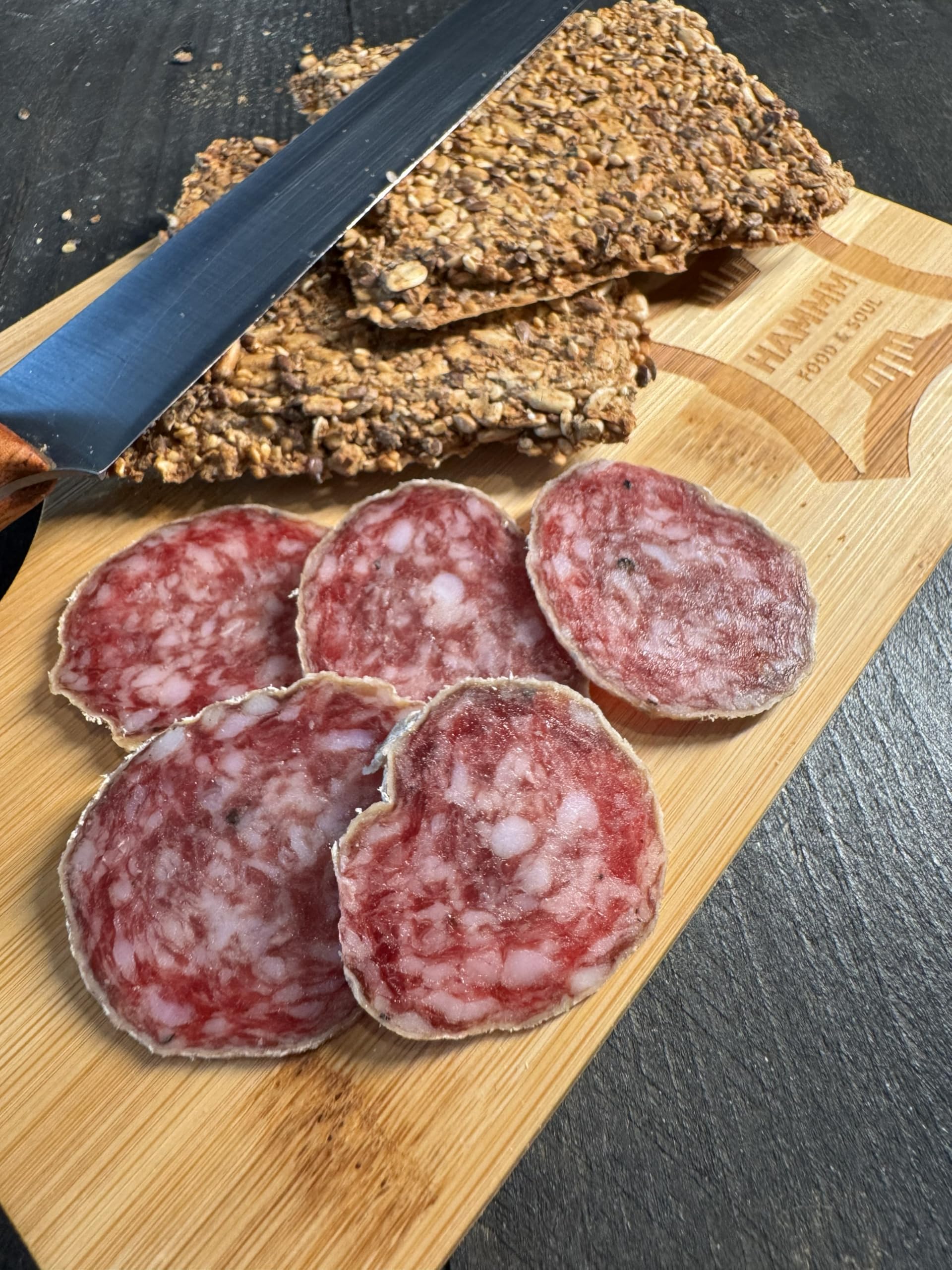 Salame al Tartufo Italiano – Salume Artigianale Umbro di Suino Nero Brado, Stagionato Lentamente, Senza Conservanti – Specialità Made in Italy per Taglieri, Aperitivi e Regali Gastronomici – 400 g
