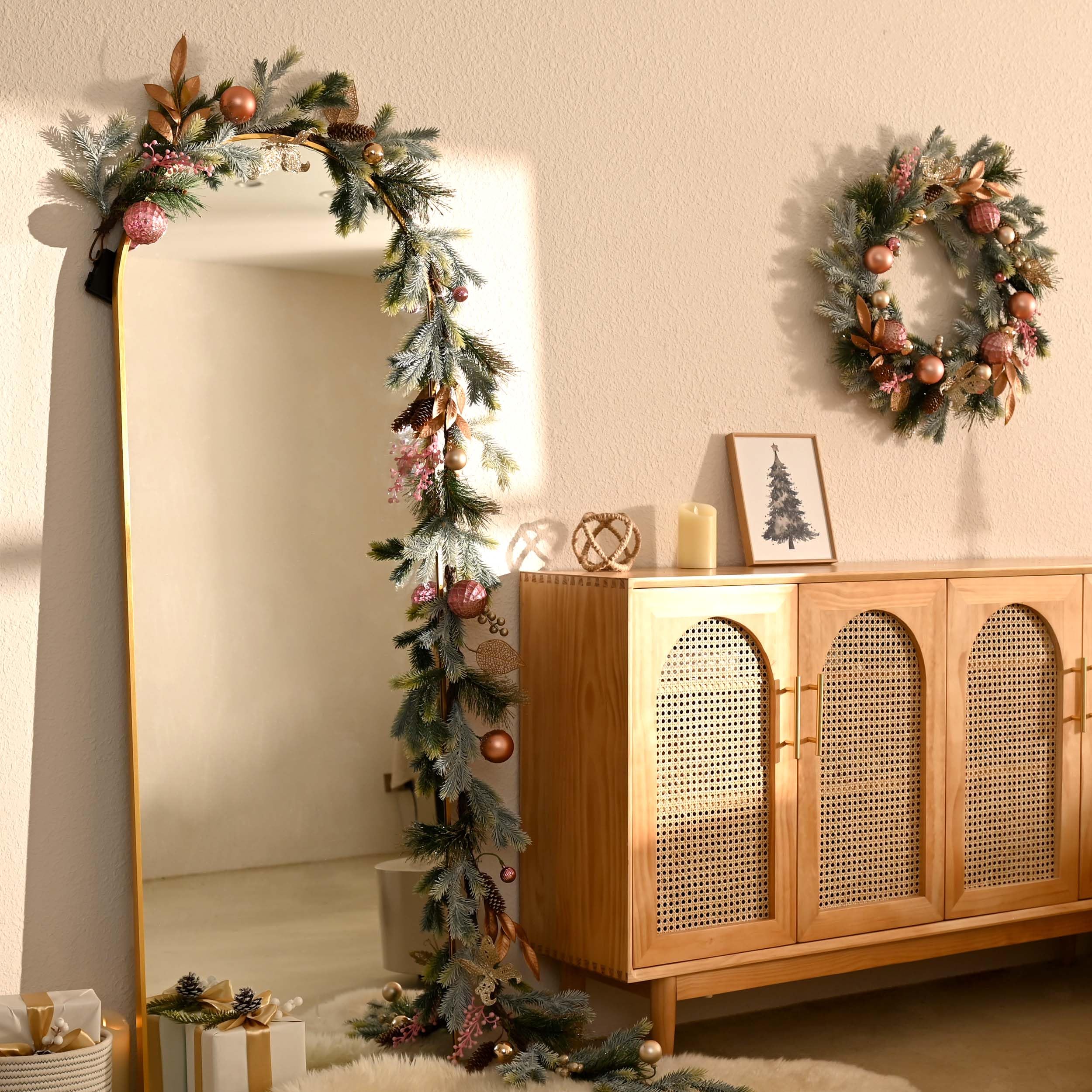 Decorbyhannah - Guirnalda de Navidad con luces, guirnalda de Navidad preiluminada de 9 pies con adornos, piña y mariposa, guirnalda de Navidad que funciona con pilas para interiores, para mantel,