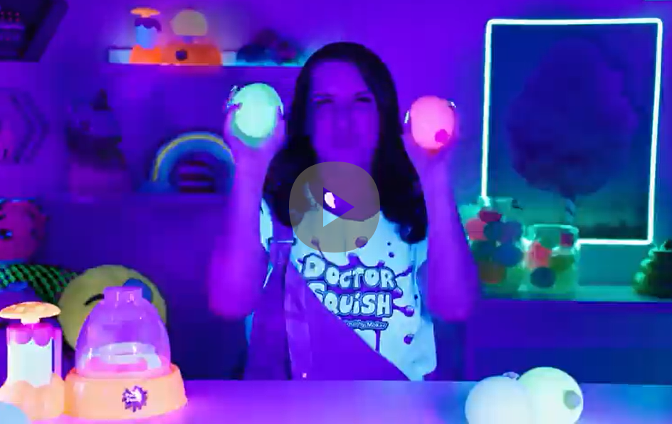 Doctor Squish Station d'usine de squishies Glow it !, Neon Edition, jusqu'à 8 squishies, Brillent dans l'obscurité, Comprend Station Manuelle