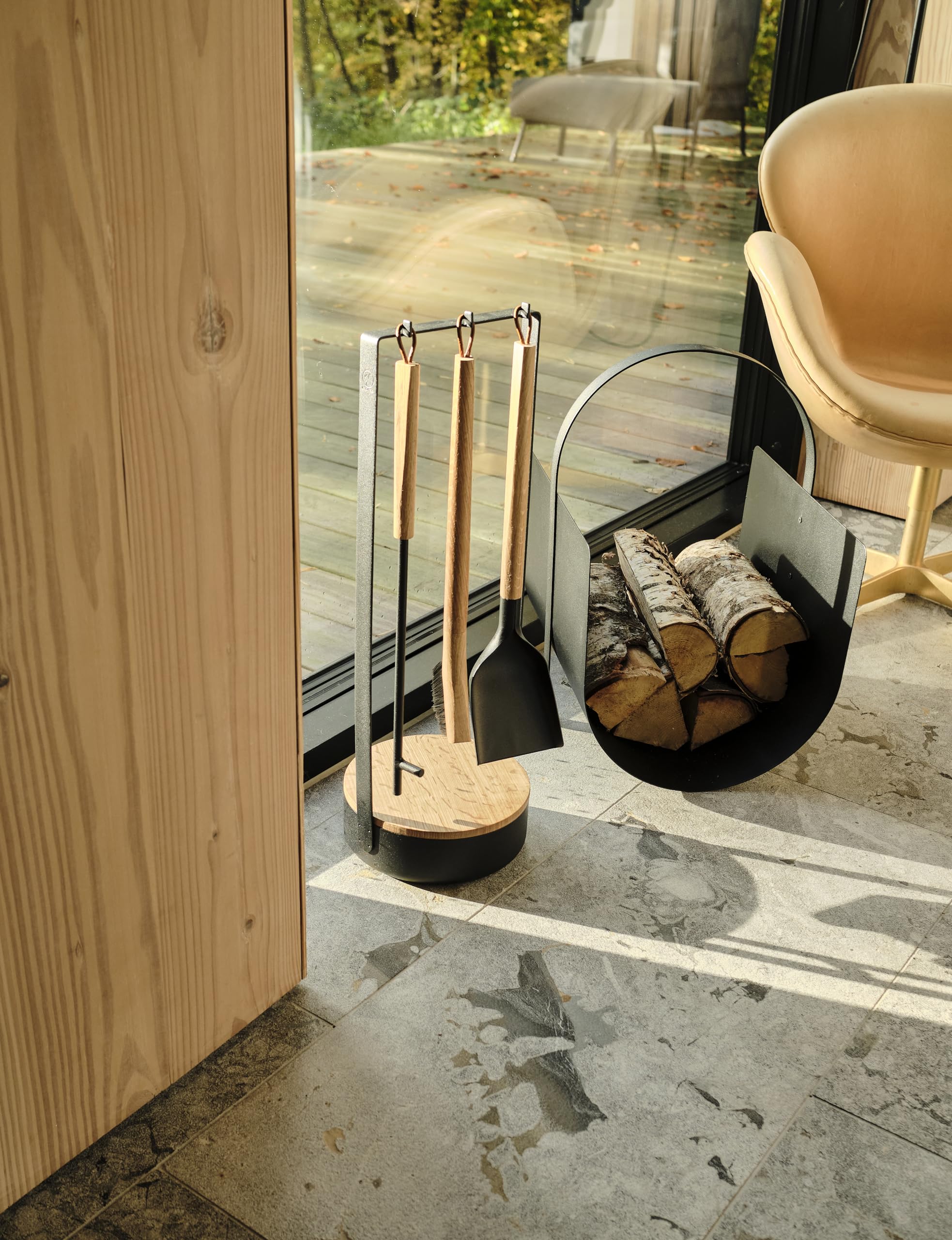 Morsø Adrian Kaminbesteck - das Original, hochwertige Designer-Kamingarnitur, 4-teiliges Kamin Set mit Schaufel, Besen und Feuerhaken & Ständer, schwarz/Holz natur