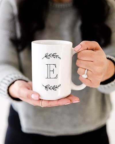 Miniatura 6 de The Cotton & Canvas Co. Manhattan Wreath - Taza de café personalizada con monograma inicial con letra A, taza de café de cerámica de porcelana. Para