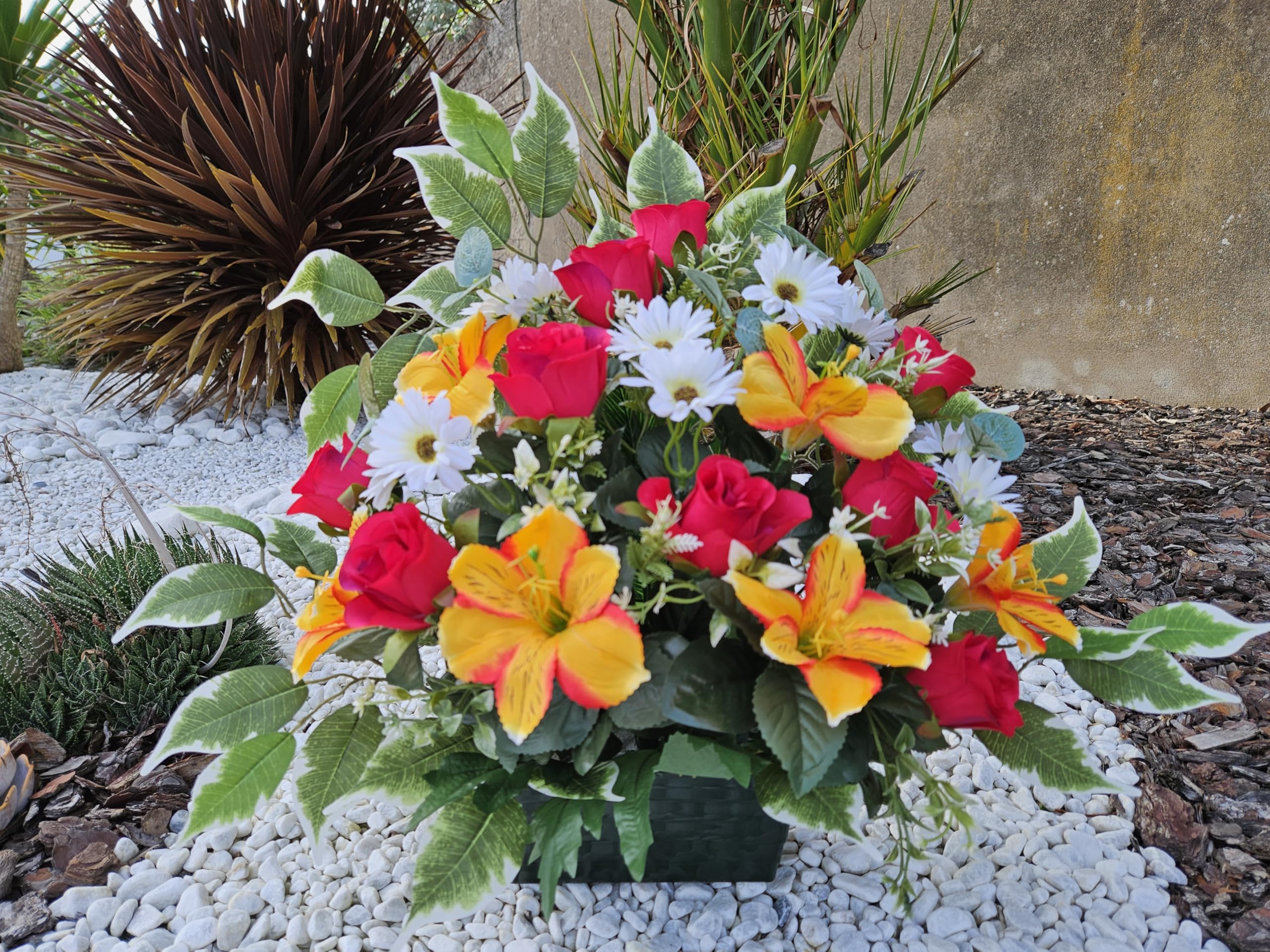 Composition de Fleurs artificielles, lesté Totalement Ciment en jardinière, pour cimetière. Réalisé par nos Soins, Produit apprécié dans nos Villes, Fleurs de très Bonne qualité.