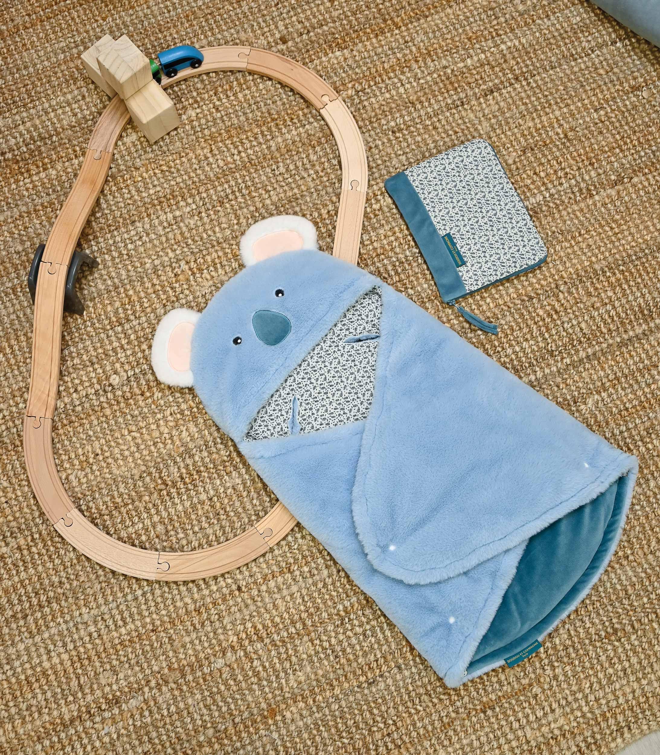 Doudou et Compagnie - Nido d'angelo accogliente YOCA LE KOALA - Materiale peluche blu e stampato - Per seggiolino auto, cosi, passeggino - Bambino 0-6 mesi - 69 cm - Regalo di nascita - DC4037