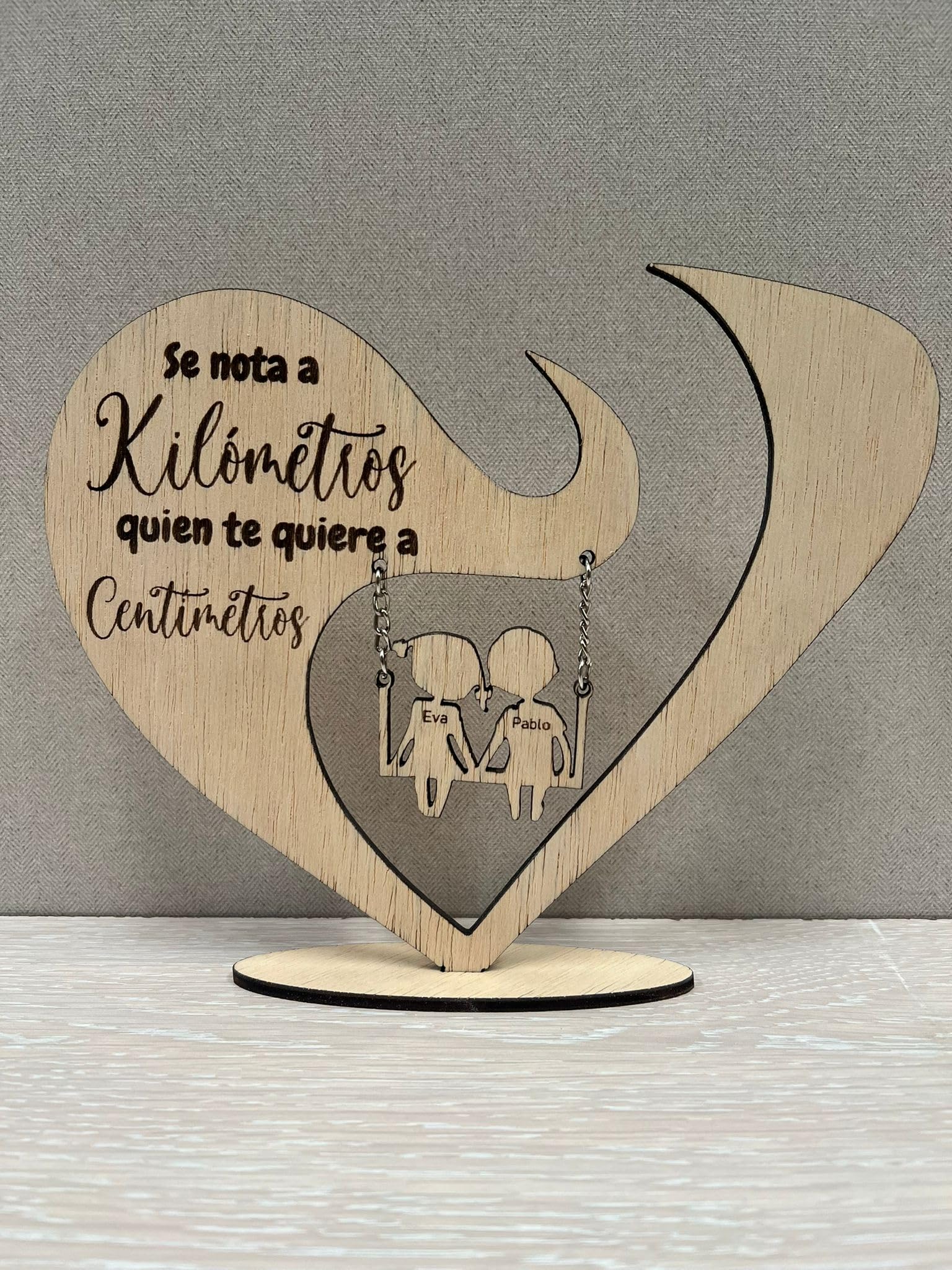 JR Maderas Corazon con Columpio de Madera Personalizado - Placa Decorativa Regalo Aniversario Pareja - Regalo Cumpleaños Mujer Hombre Originales - Regalo San Valentin - Corazon con Frase - 25 x 25 CM