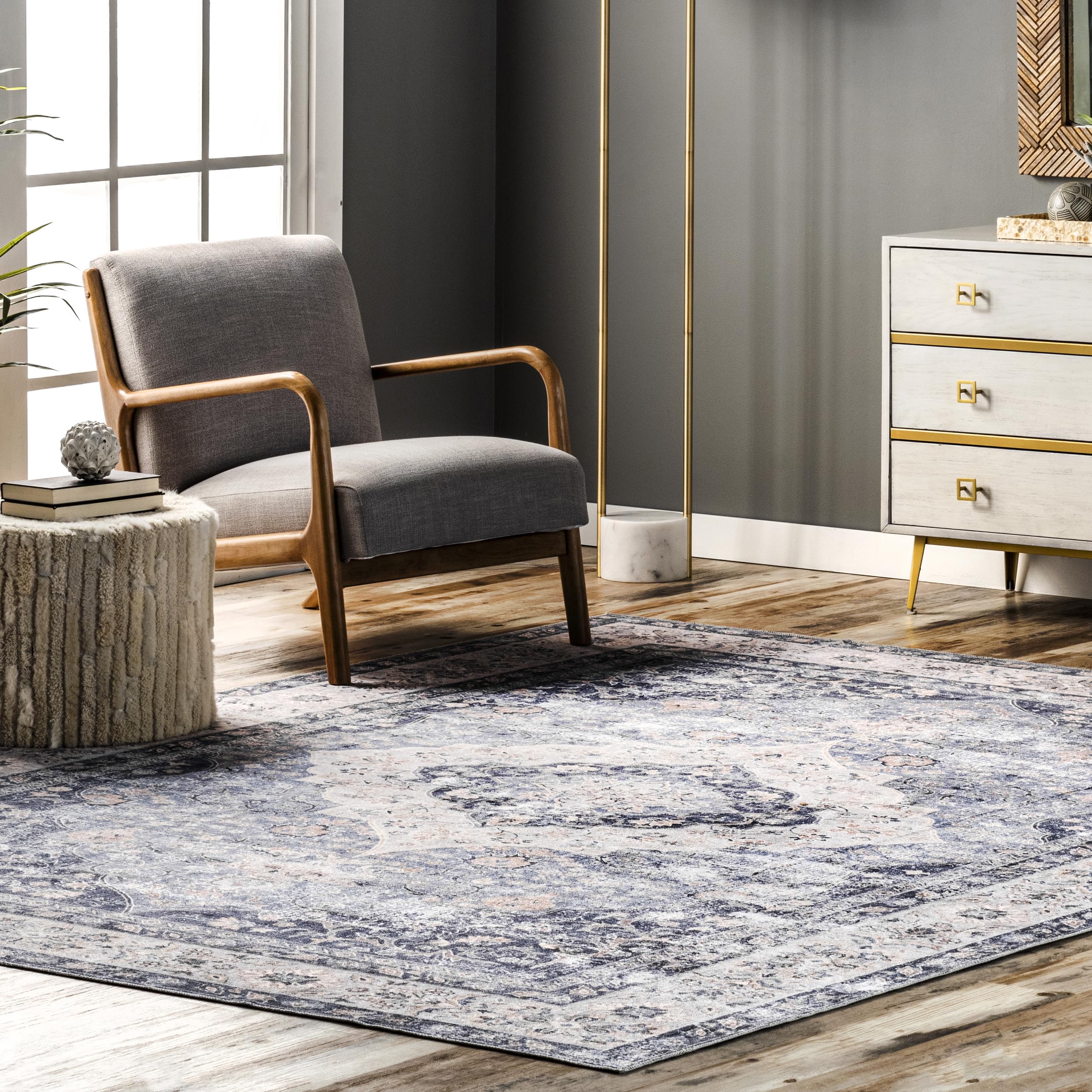 Tapis floral bleu nuLOOM Elsa pour un salon accueillant