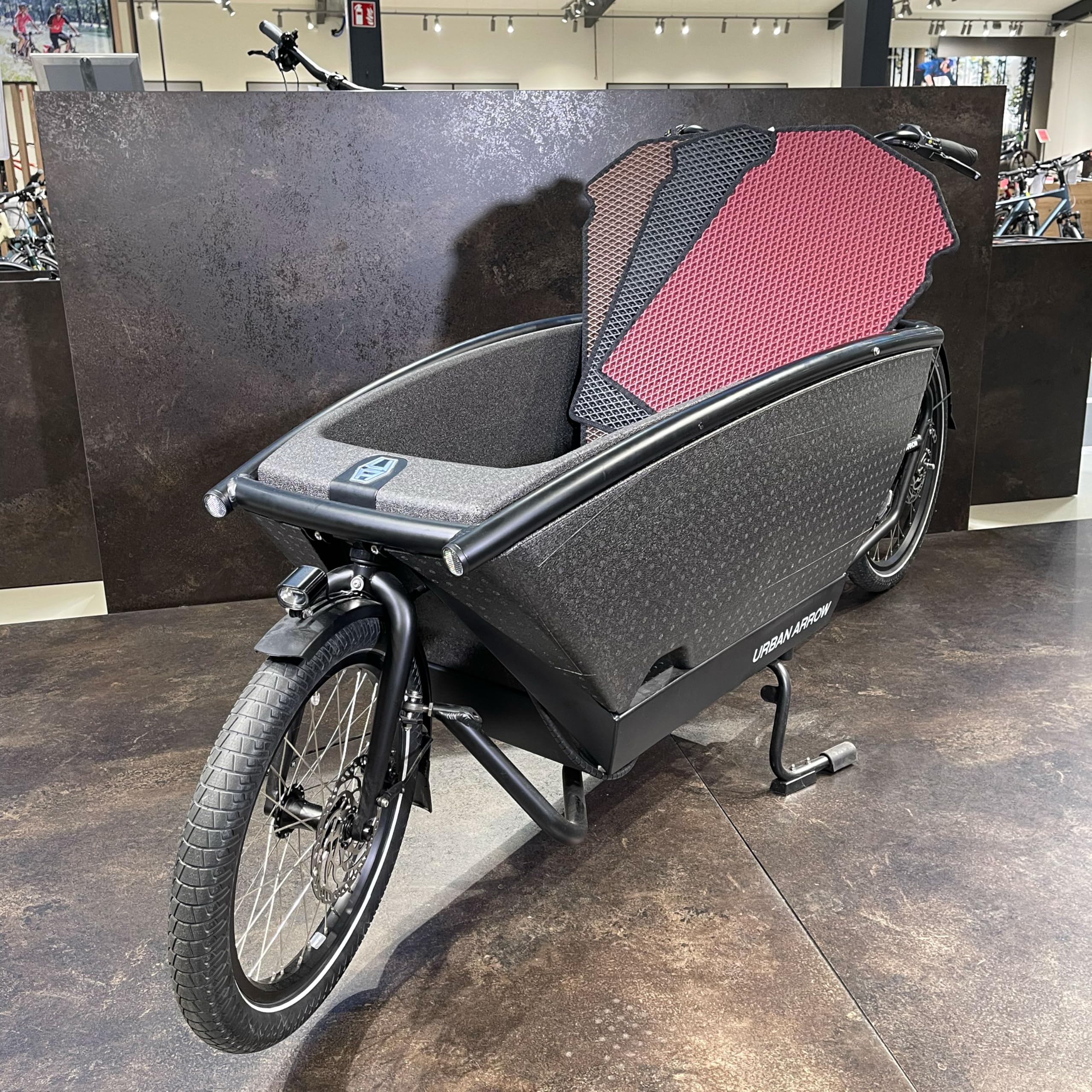 Urban Arrow Tapis de protection de qualité supérieure avec deux bancs - Tapis de sol antidérapant - Accessoires de vélo de chargement - Facile d'entretien et respectueux de l'environnement