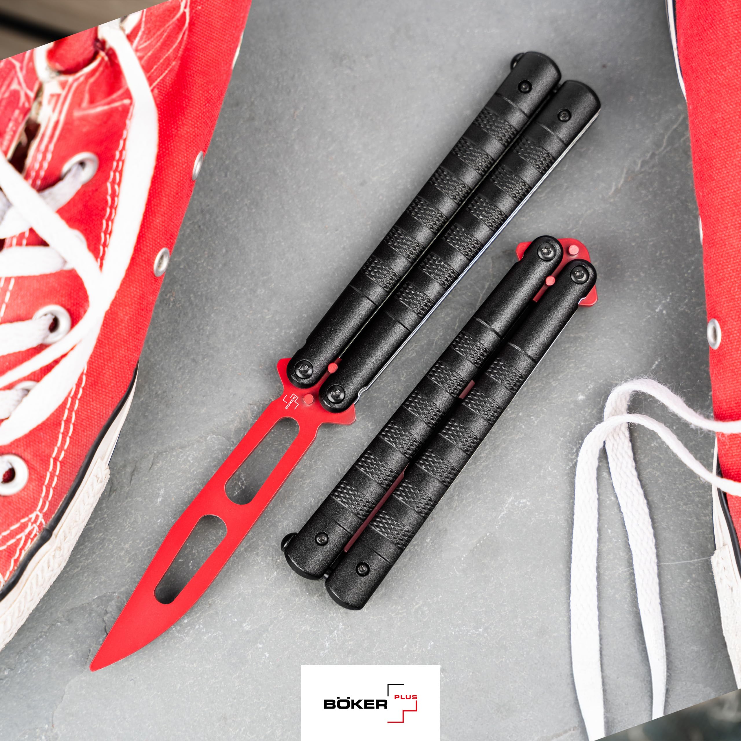 Böker PLUS® Relack Trainer – legales Balisong Trainingsmesser mit schwarzem Alu-Griff - Übungs-Messer mit roter Dummy Klinge ungeschärft - hochwertiges Butterfly Trainer Messer