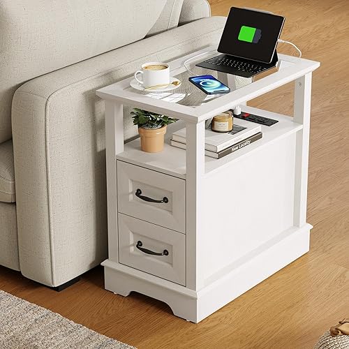 LINSY HOME Mesa auxiliar estrecha con estación de carga, mesa auxiliar con parte superior de cristal, estante abierto y 2 cajones, mesa de sofá
