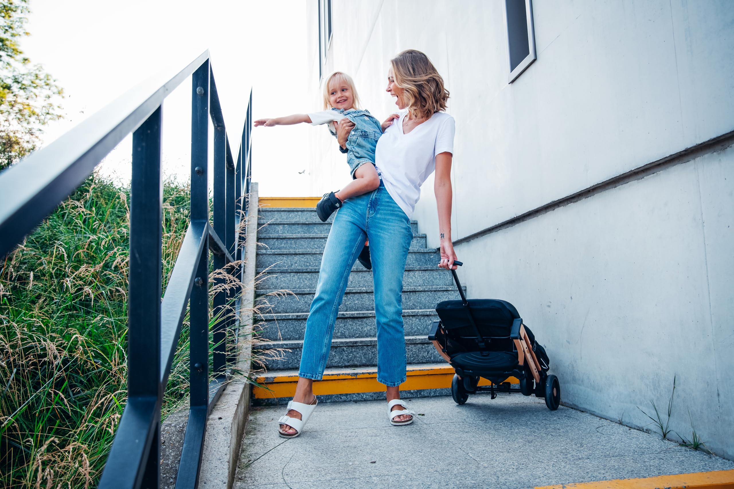 MoMi ESTELLE a partir de los 6 meses (hasta 15 kg), silla de paseo plegable con arnés de 5 puntos, cesta de la compra, barra telescópica, se mantiene de pie plegada