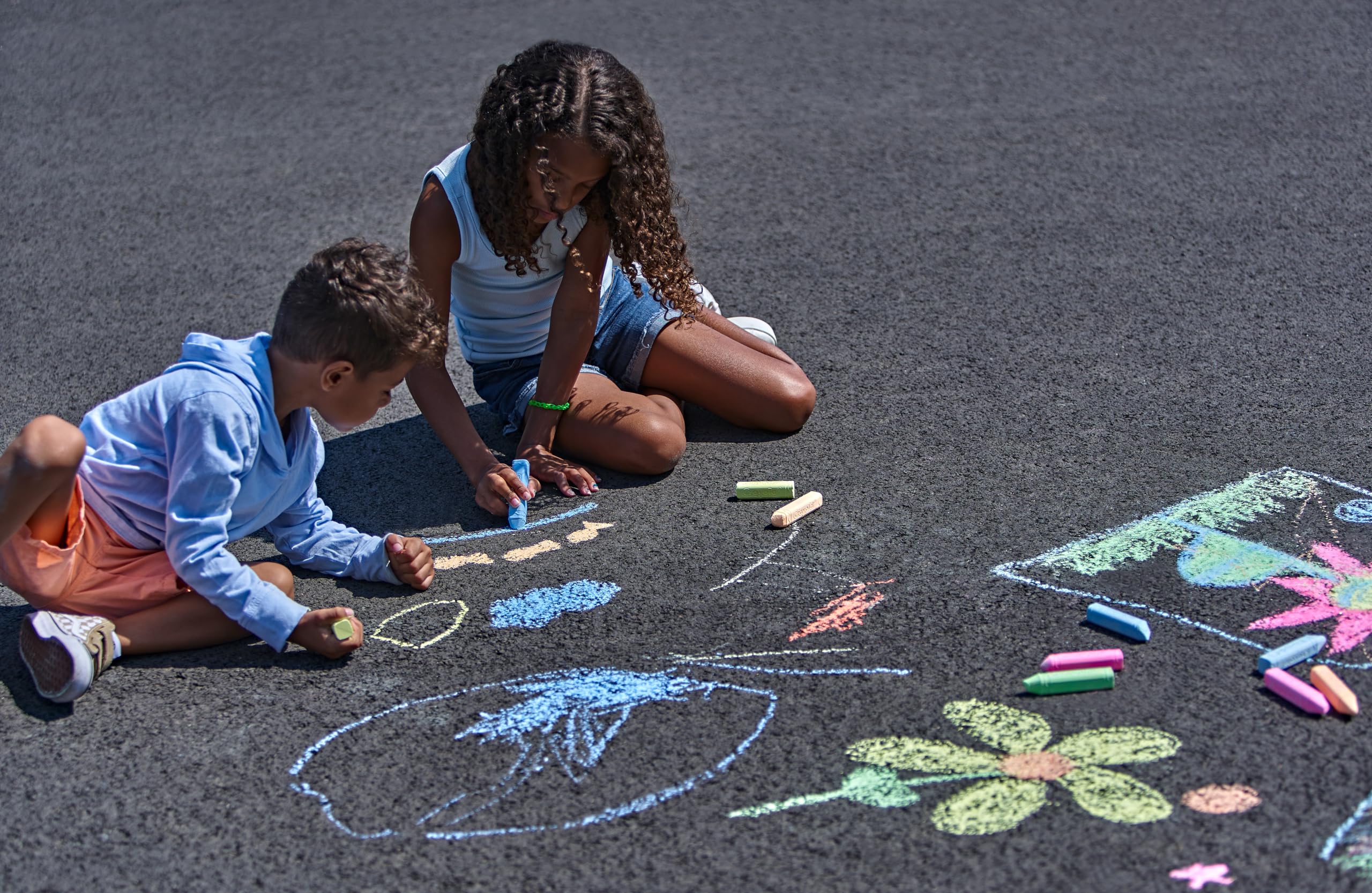 CRAYOLA — Tizas de Colores Tamaño Maxi para Dibujar en Asfalto, Colores Variados, Set de 64 Unidades, No Tóxico, Apto para Niños a Partir de 4 Años