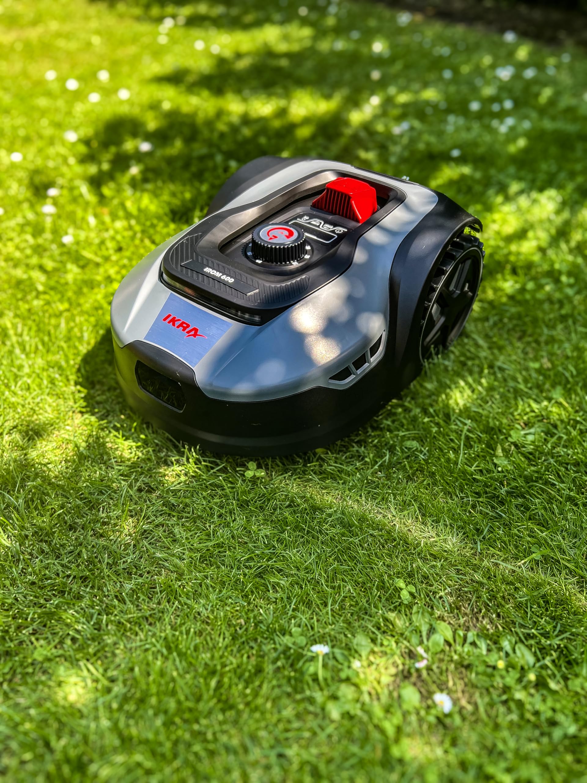 IKRA Robot cortacésped iROM 600 para céspedes de hasta 600 m², WiFi o Bluetooth, Control por App, multizona, Incl. estación de Carga & Sensor de Lluvia, 6 Cuchillas de Repuesto