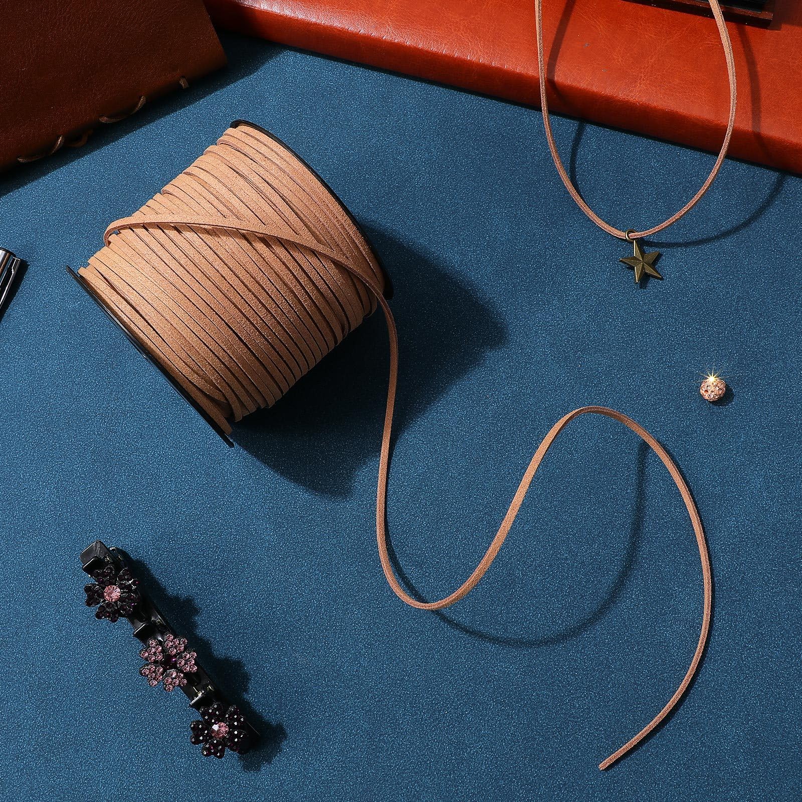 PACKOVE Cordino in Finta Pelle Scamosciata 2,6 Mm Cachi, Rotolo 90 M per Creazione Gioielli Fai da Te, Corda per Braccialetti e Collane, Filo Tessitura Artigianale e Decorazioni