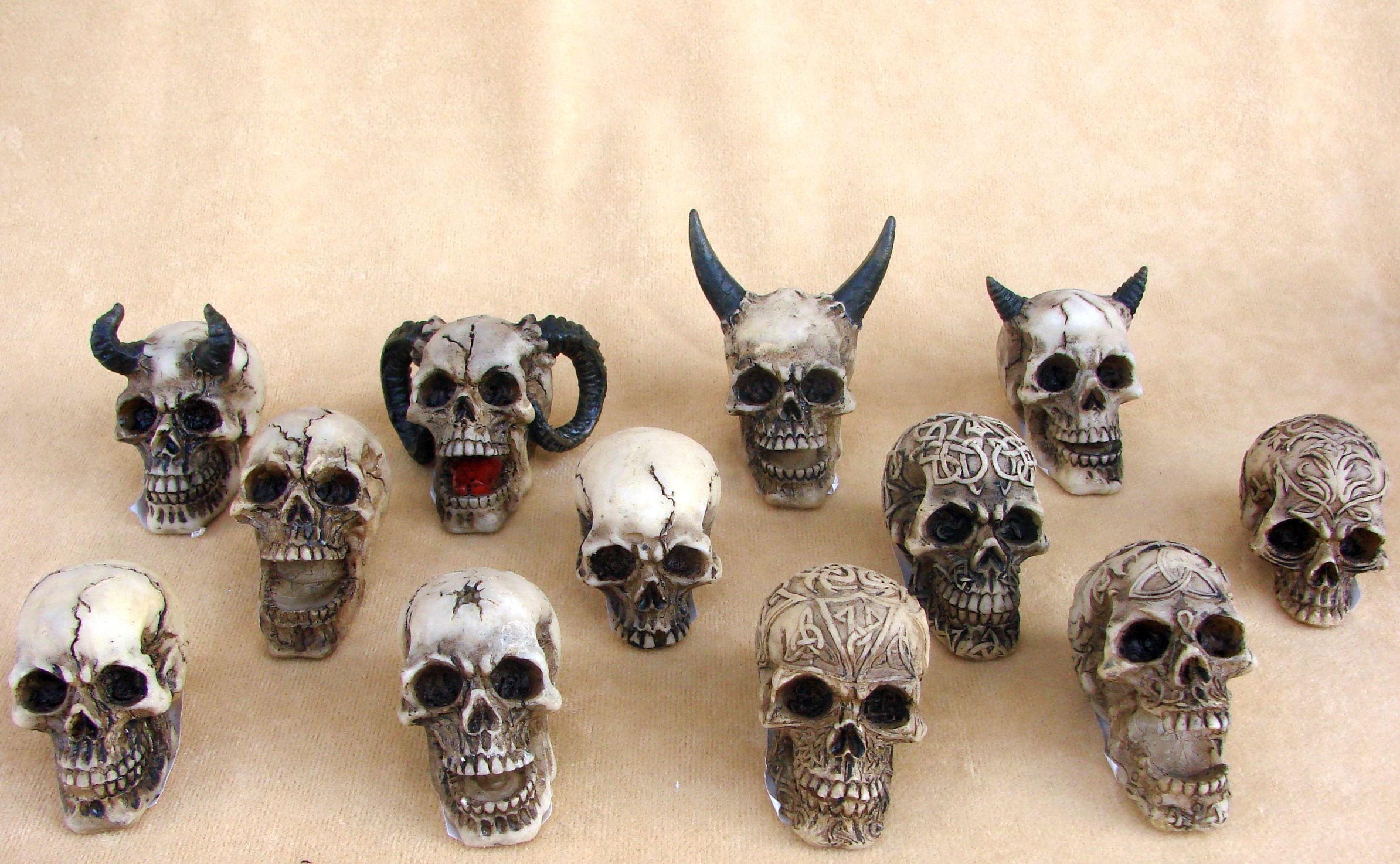 Puckator Grey Skull World Figures
