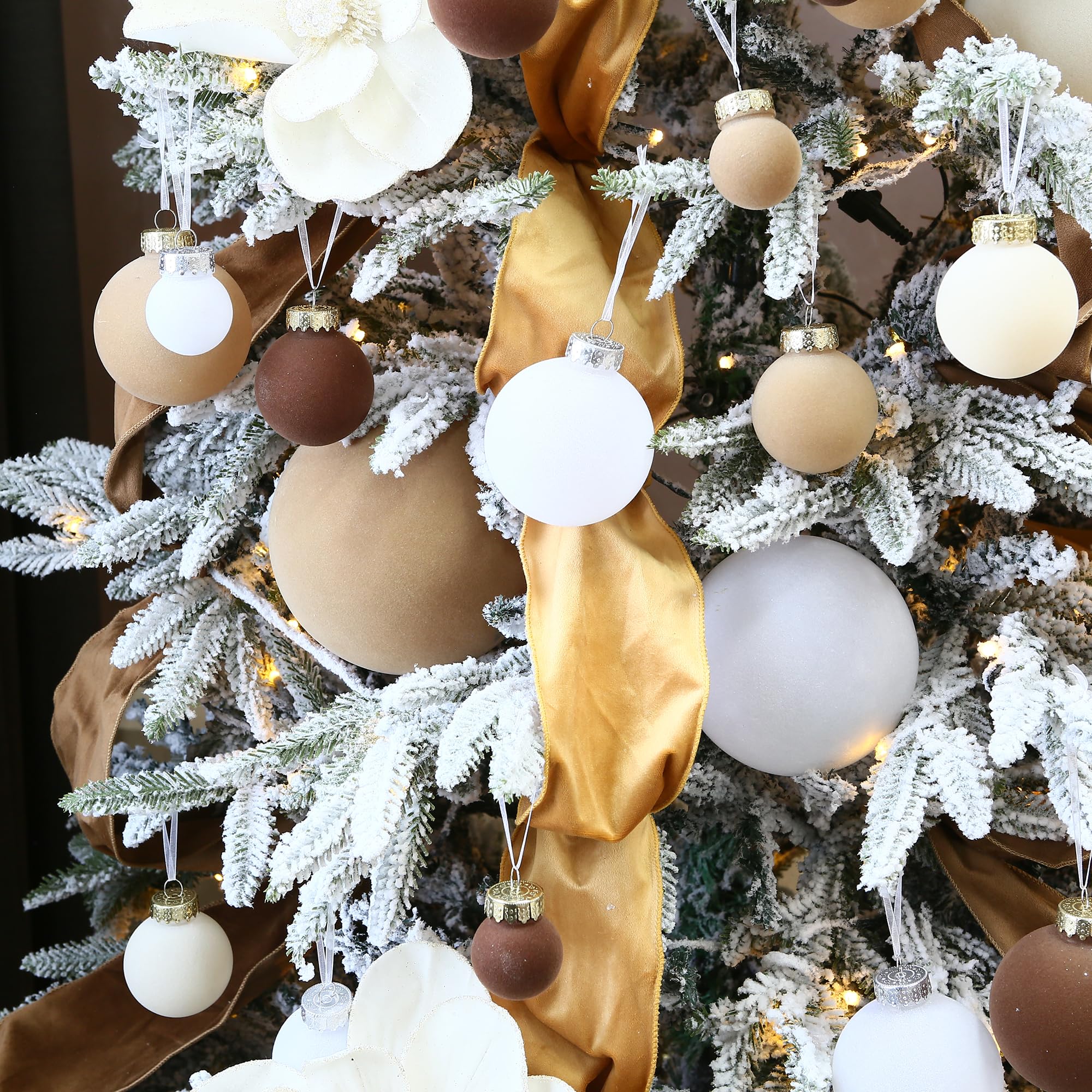 Sea Team 32 Boules Noël Velours incassables multitaille crème | Boules en velours floqué incassable, parfaites pour sapin, couronne, guirlande. Idéales pour Noël, mariage, fête.