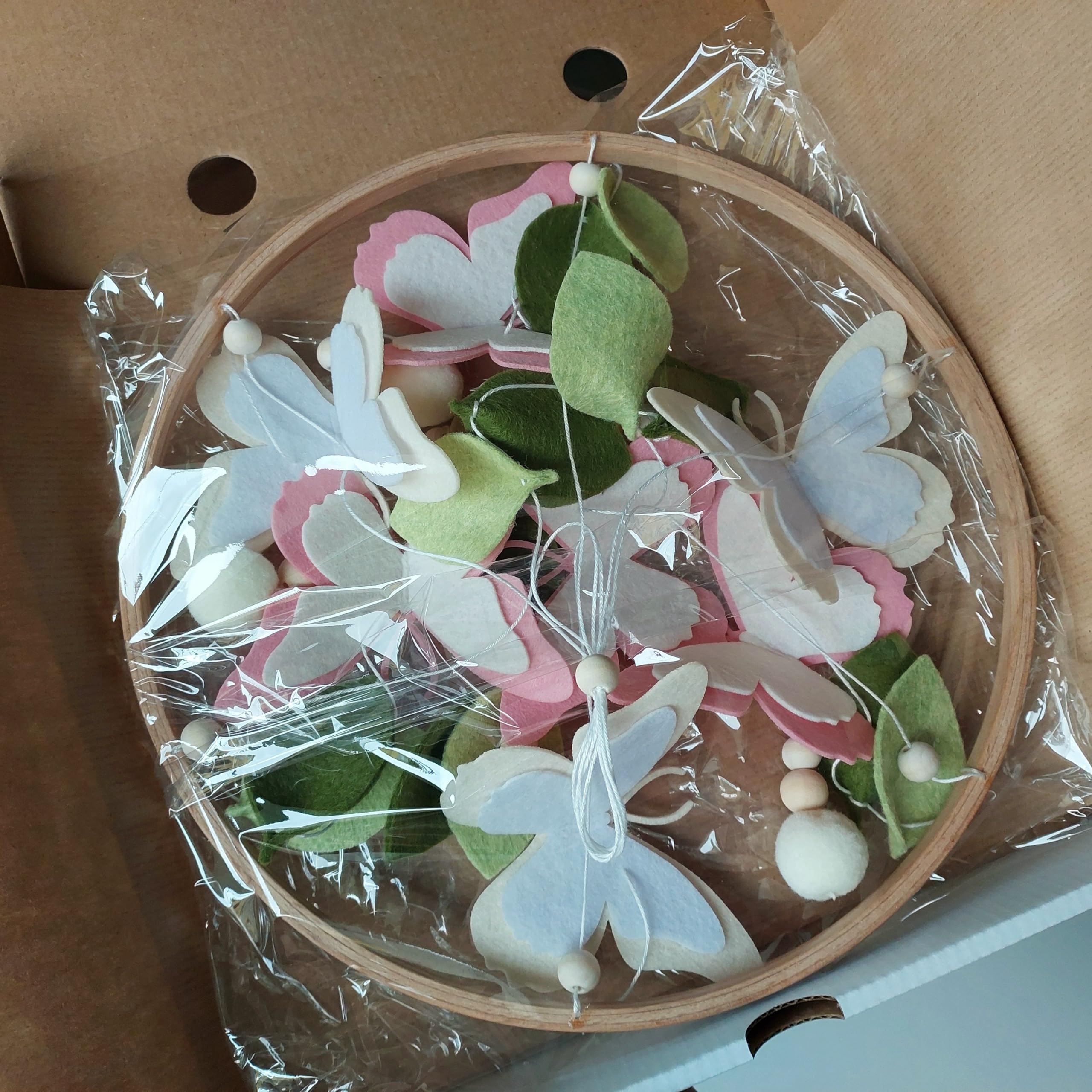 Schmetterlings Baby Mobile für Mädchen – Florales Filz-Mobile mit Blättern & Blumen – Botanische Boho Deko fürs Babyzimmer – Handgemachtes Hängemobile für Wiege oder Kinderbett