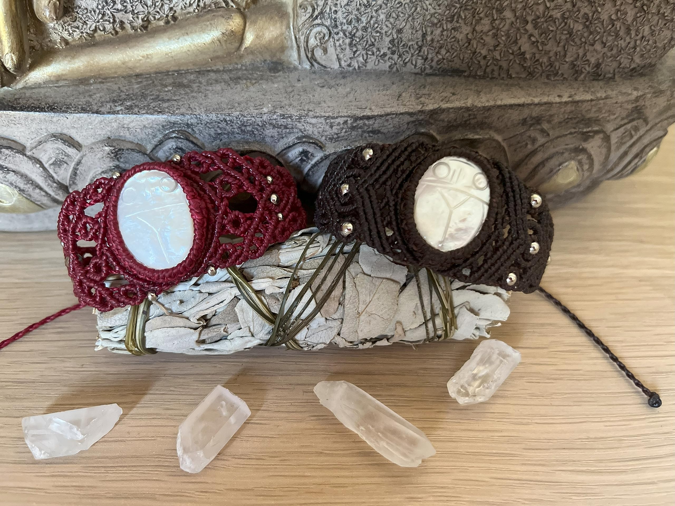 Brazalete de Nácar con Escarabajo Egipcio en Macramé Ajustable en Rojo