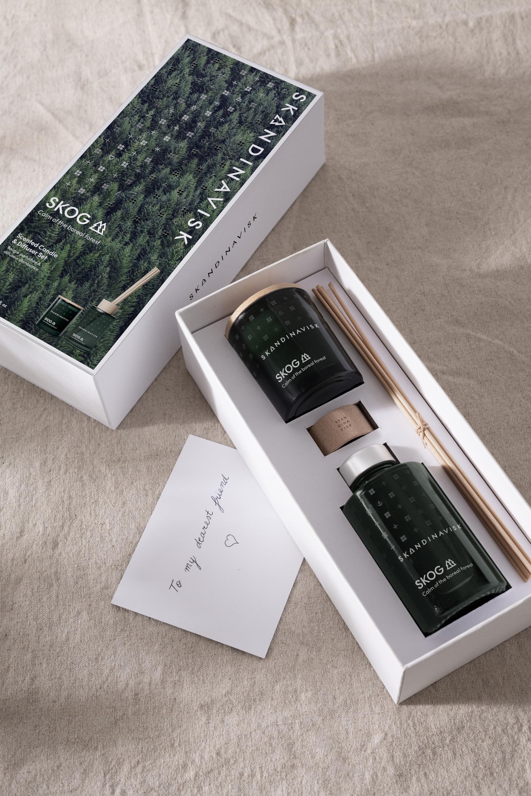 Skandinavisk Skog - Set regalo di candele profumate da 65 g e diffusore a bastoncini da 100 ml, Skog 'Forest', note profumate: aghi di pino e pigne, linfa di betulla e mughetto