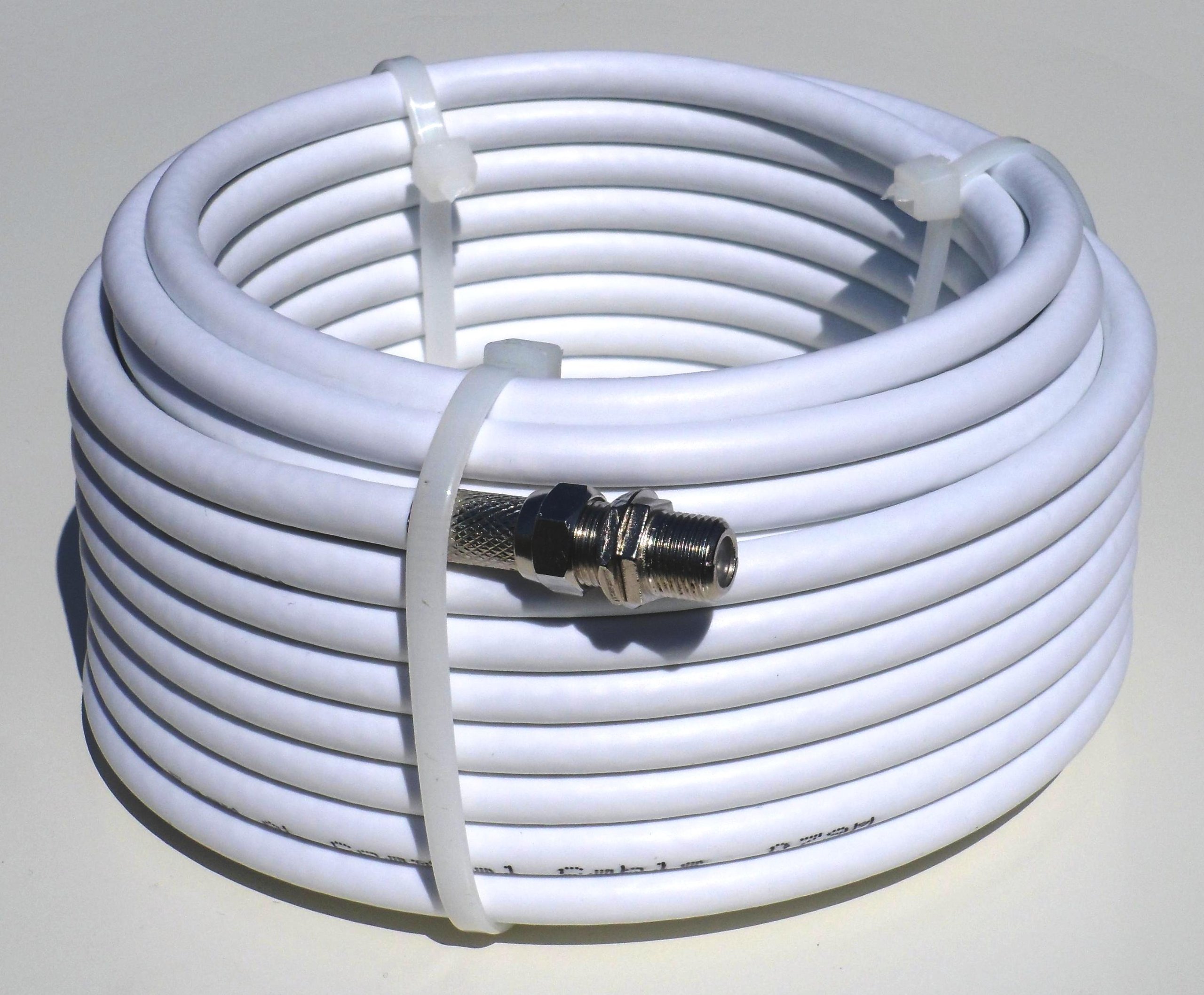 7m Satellite Cable Single White Extension Kit - Exterior or Interior - Extend your Sky box, Virgin box, Freesat box or modem to another room - Kit contains 7m of single white cable with 2 x Pre-fitted f-connectors (screw on and off), 7 x white cable clips and 1 x f-connector coupler (for connecting to an existing cable)