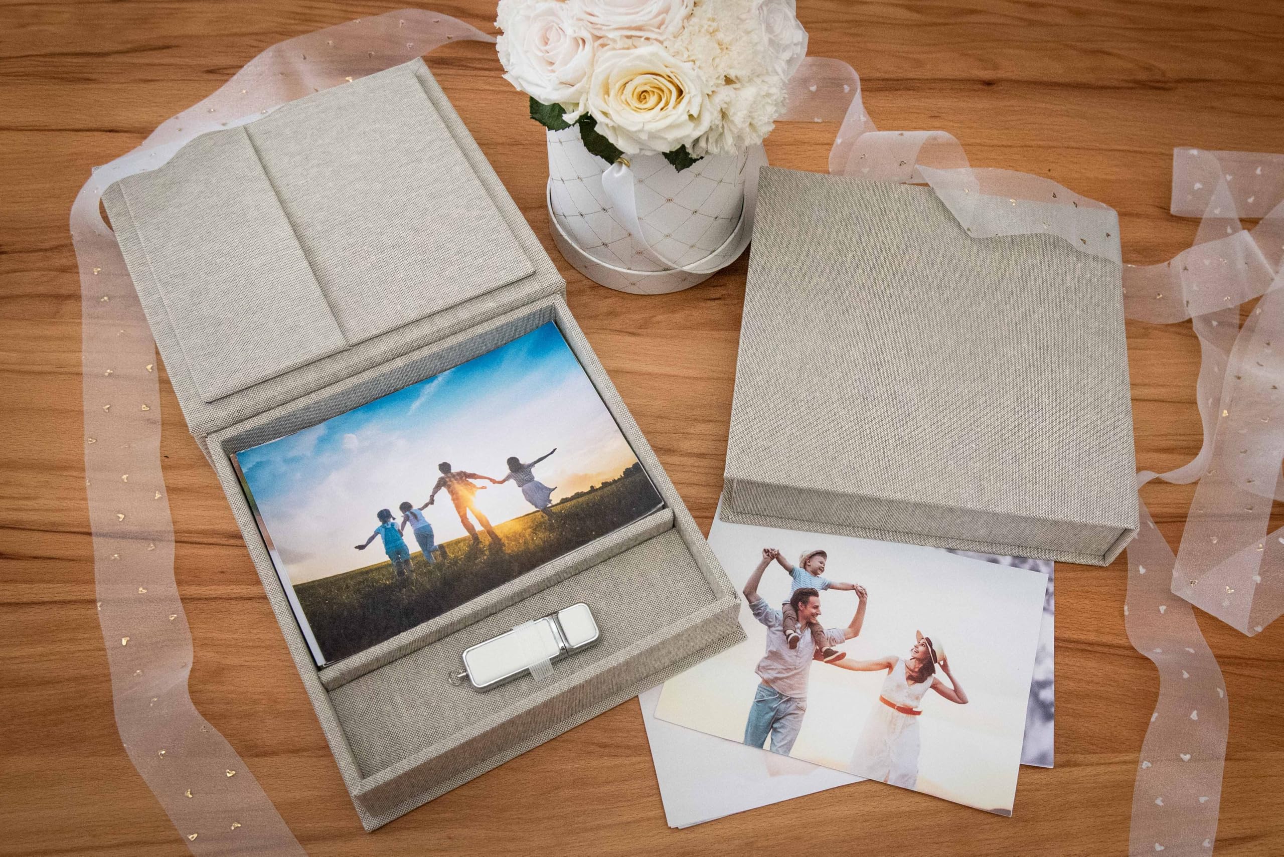 Elegant Erinnerungsbox, Foto-Box mit USB Slot. Geschenkbox für USB-Sticks und Fotoabzüge 10x15cm. Aufbewahrungsbox Hochzeitsbox, Fotogeschenk, 18x18 cm (Grau)