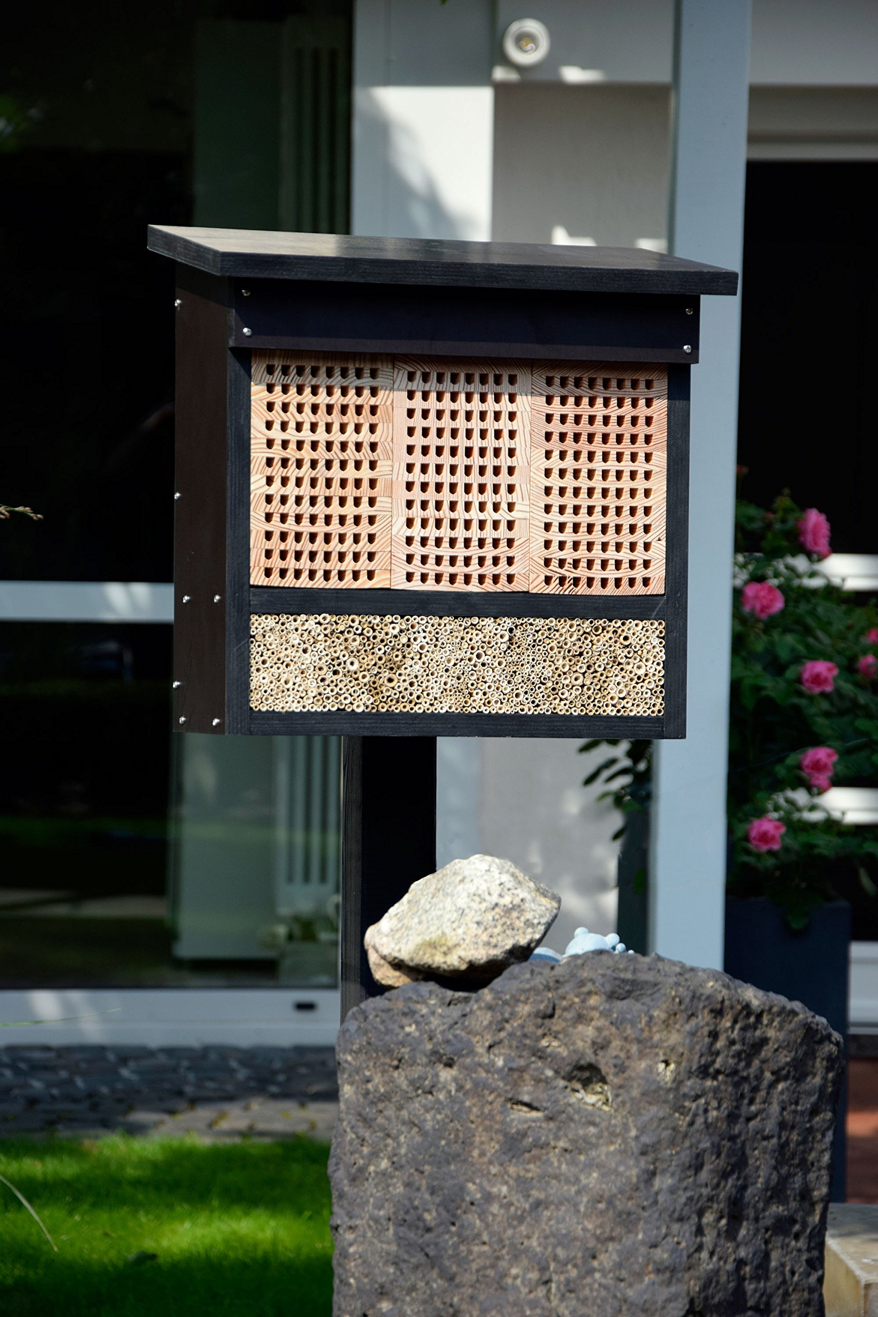 LUXUS-INSEKTENHOTELS 22700e Großes Profi-Wildbienenhotel - Wildbienen-Nisthilfe Holz - Insektenhotel mit Ständer - Wildbienenhaus mit Lärchenholz und Schilf - 42,5 x 18 x 150 cm - Dunkelbraun