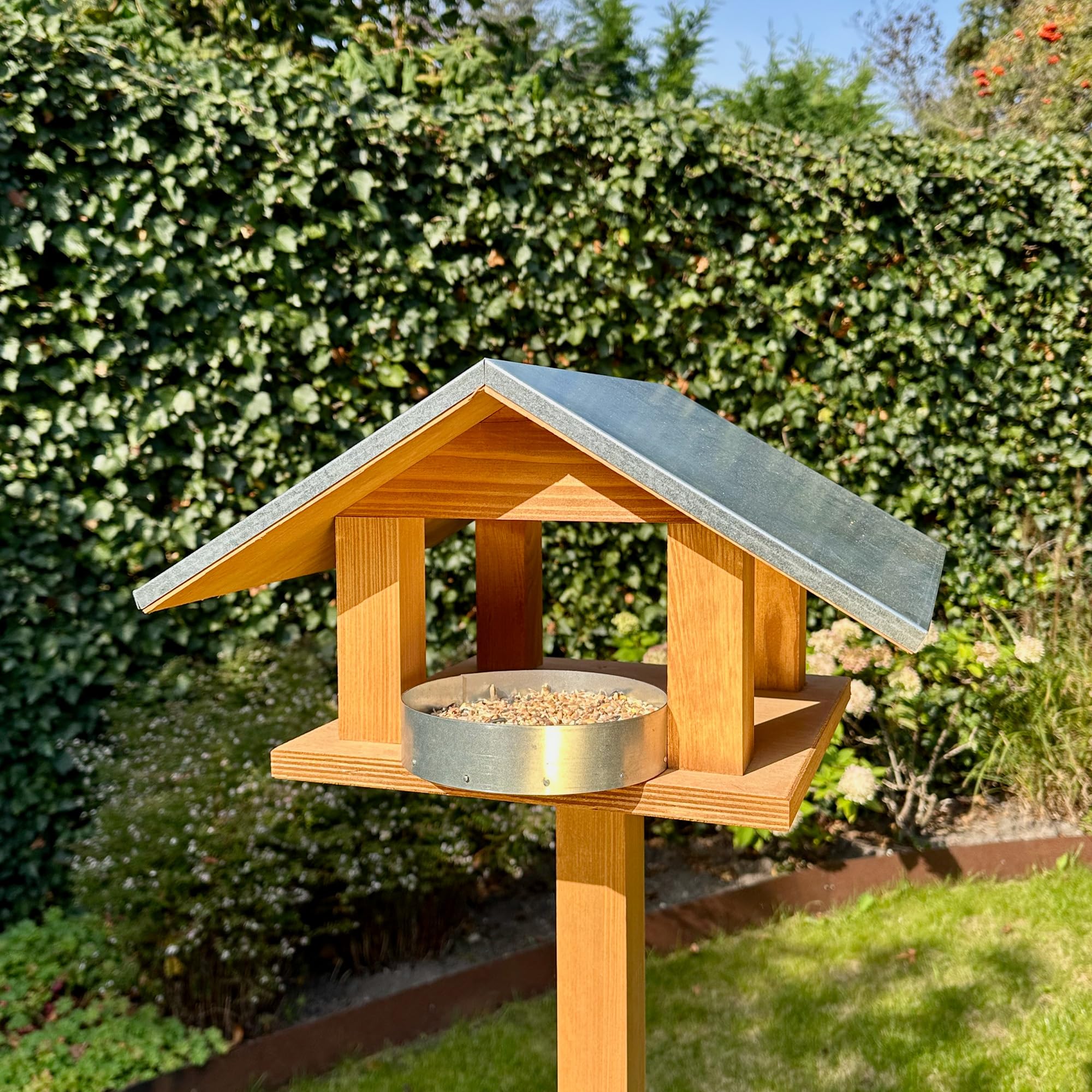 GARTENETAGE Vogelwunder mit Metalldach – Premium Vogelhaus aus Kiefernholz, wetterfest & hygienisch, mit herausnehmbarer Futterstelle, 2-in-1 Ständer, ideal für Wildvögel im Garten