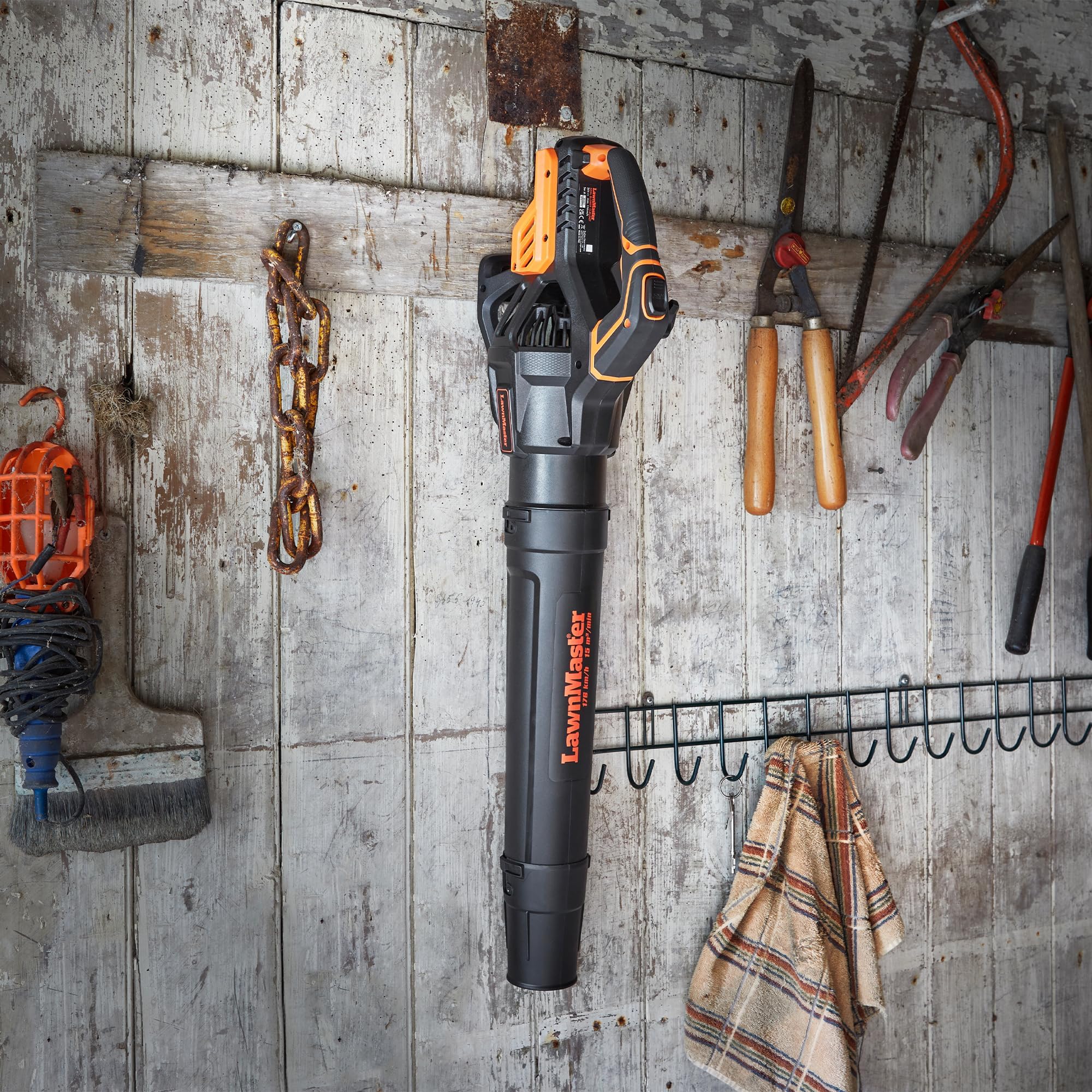 LawnMaster Soplador Hojas a batería 24V MX con Modo Turbo | Inalámbrico, batería 4Ah con cargador, flujo de aire potente, control crucero y tubo soplador desmontable, garantía 2 años